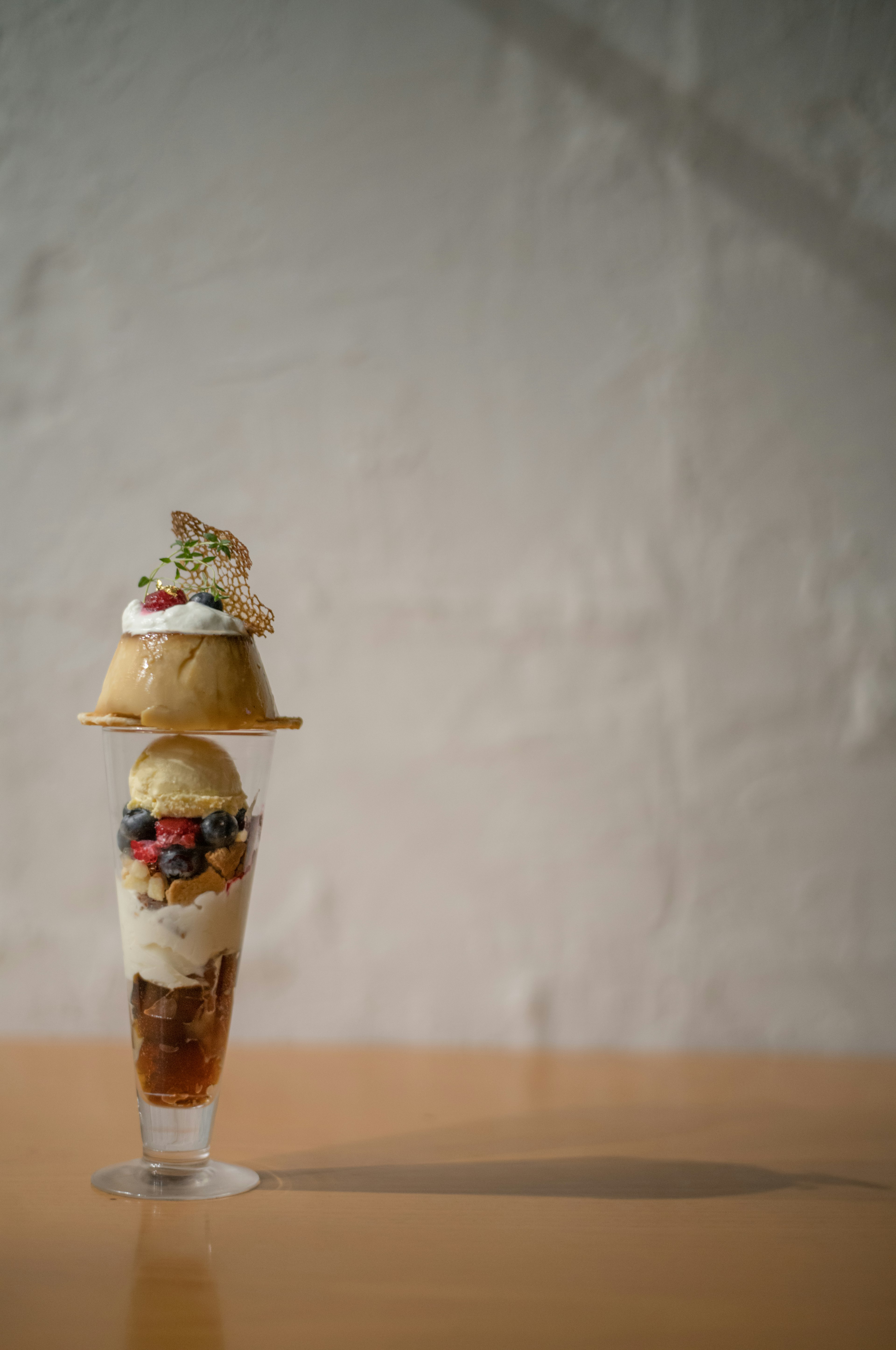 Ein Schicht-Eisbecher mit zwei Kugeln in einem hohen Glas