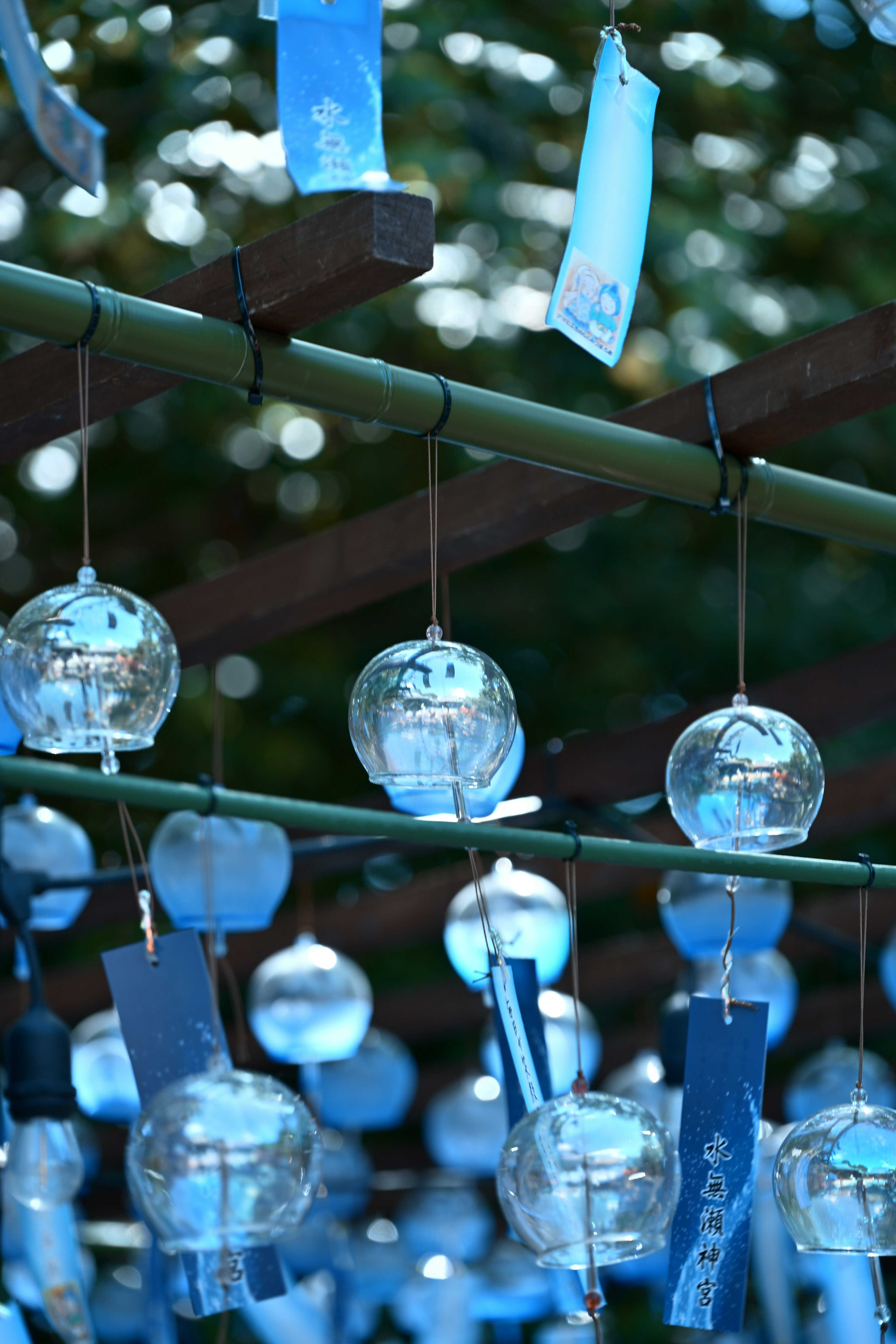 Une scène sereine de carillons en verre bleus suspendus avec grâce