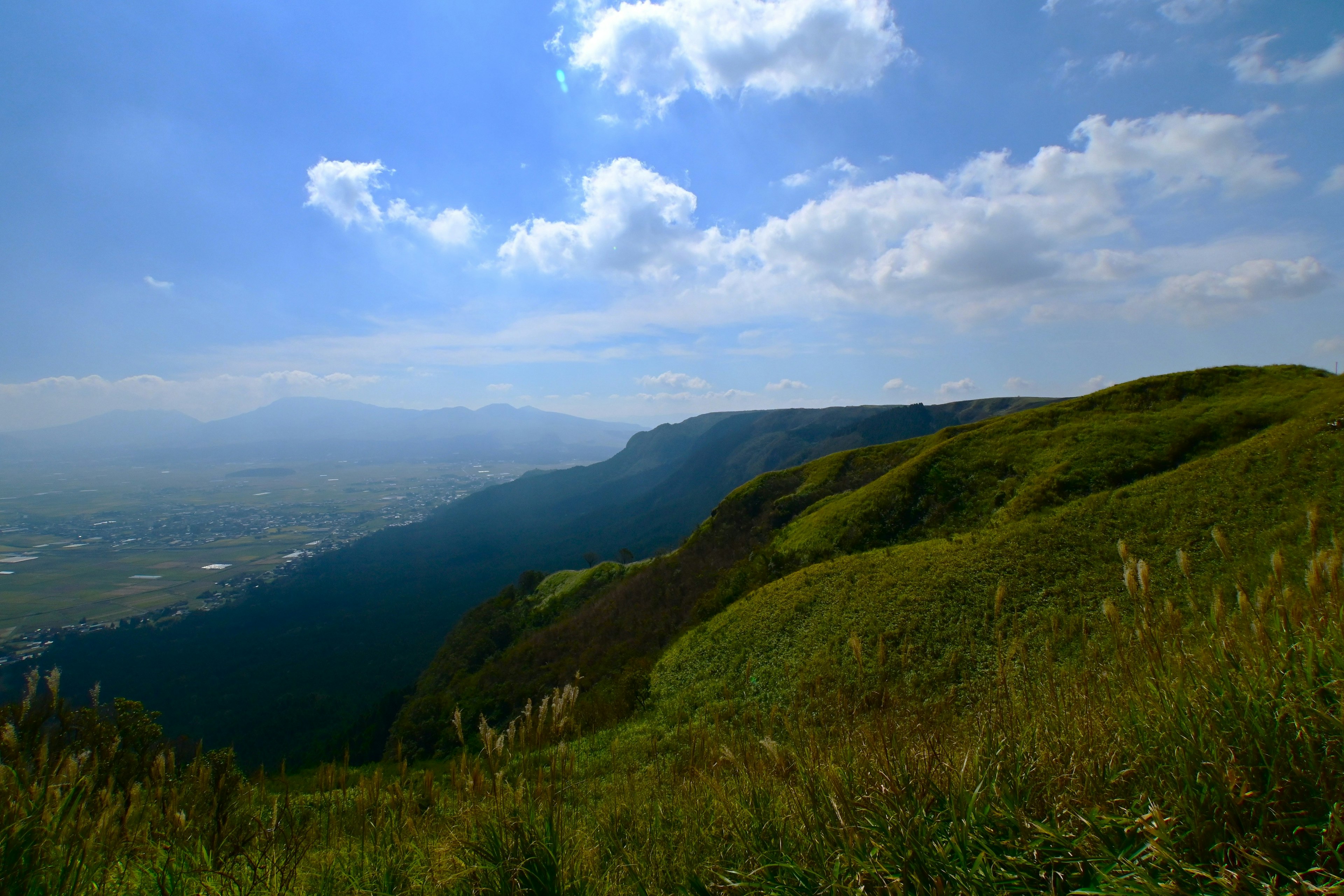 Hermoso paisaje con cielo azul y nubes blancas colinas verdes y valles