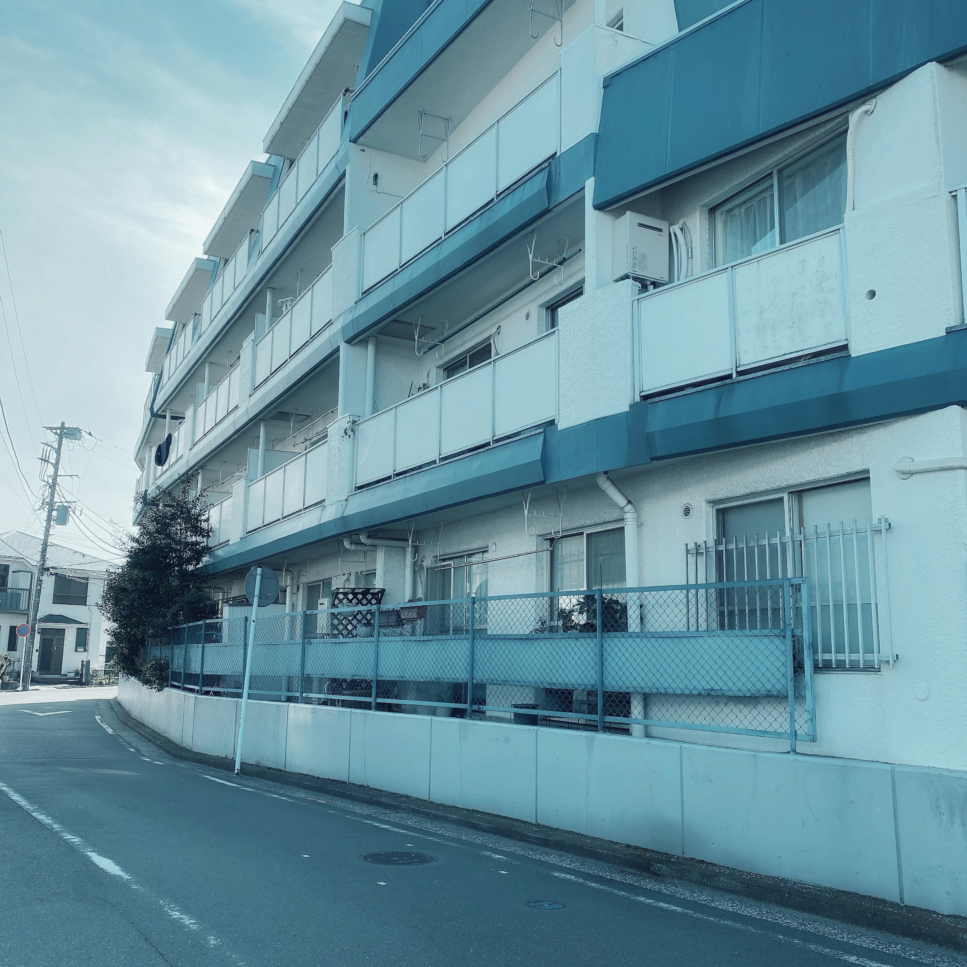 Eksterior gedung apartemen modern dengan nuansa biru