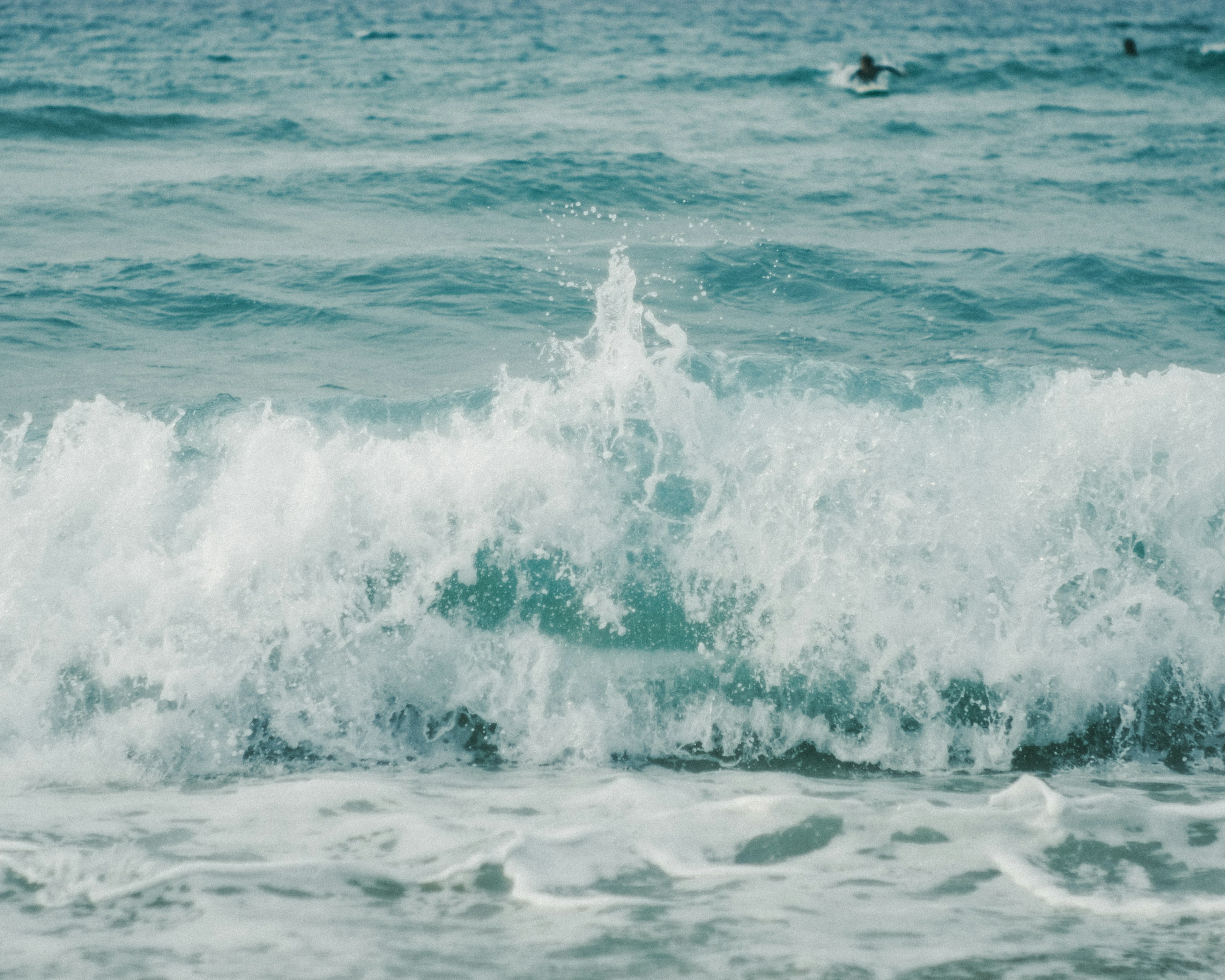 青い海と白い波の写真