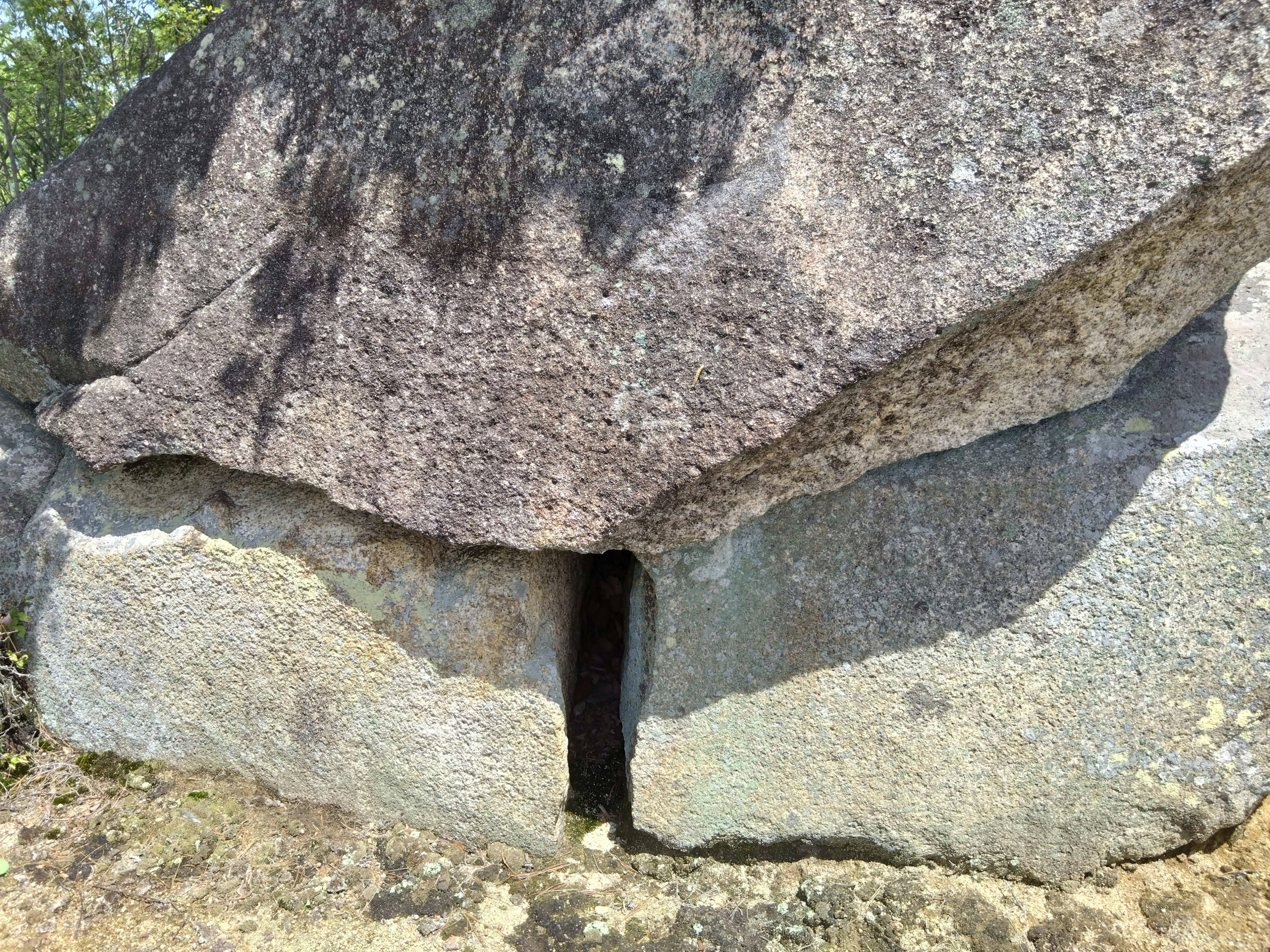 Grande formazione rocciosa con una fessura naturale visibile