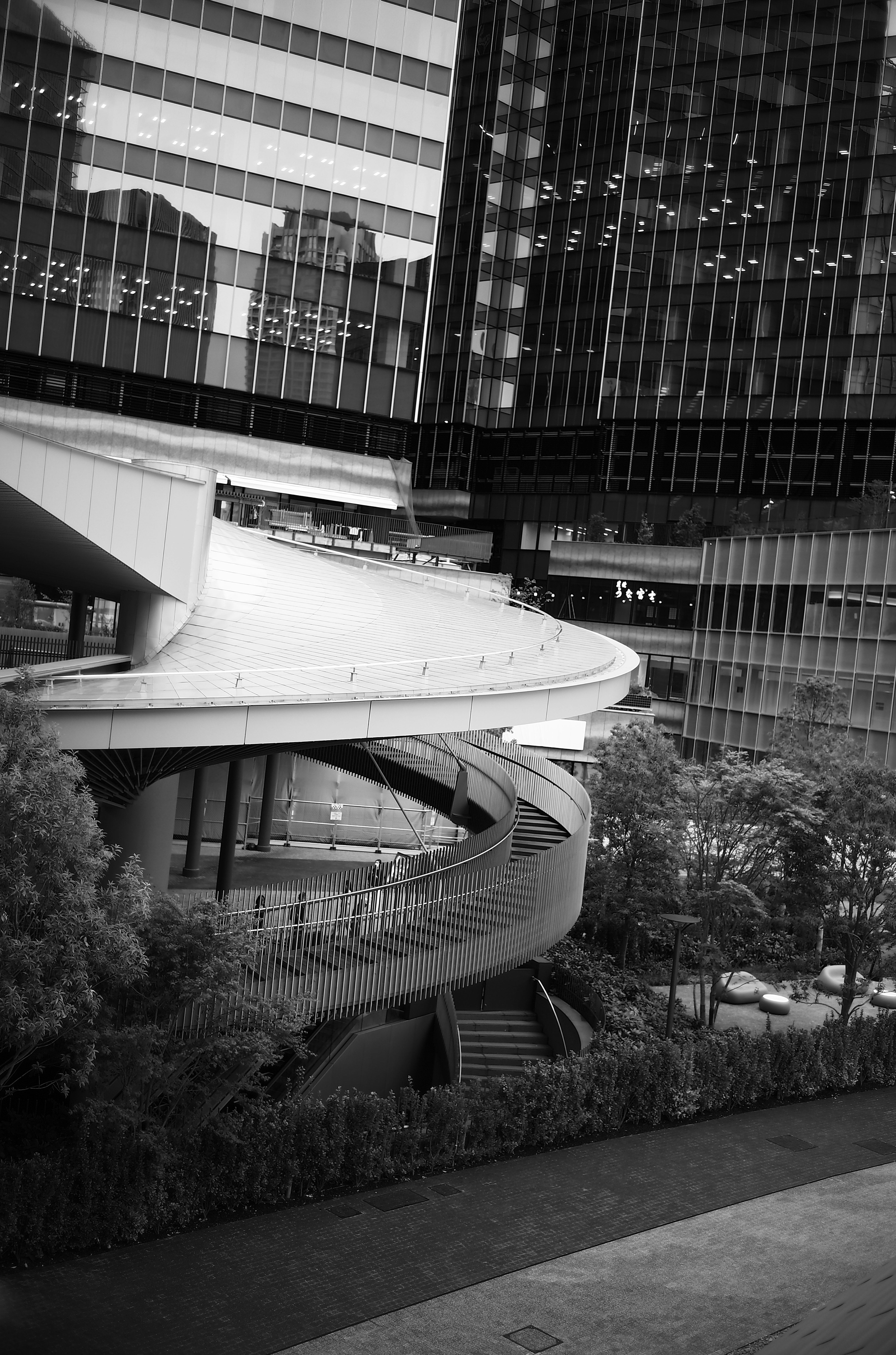 Foto en blanco y negro de un edificio moderno con estructuras complejas y curvas suaves