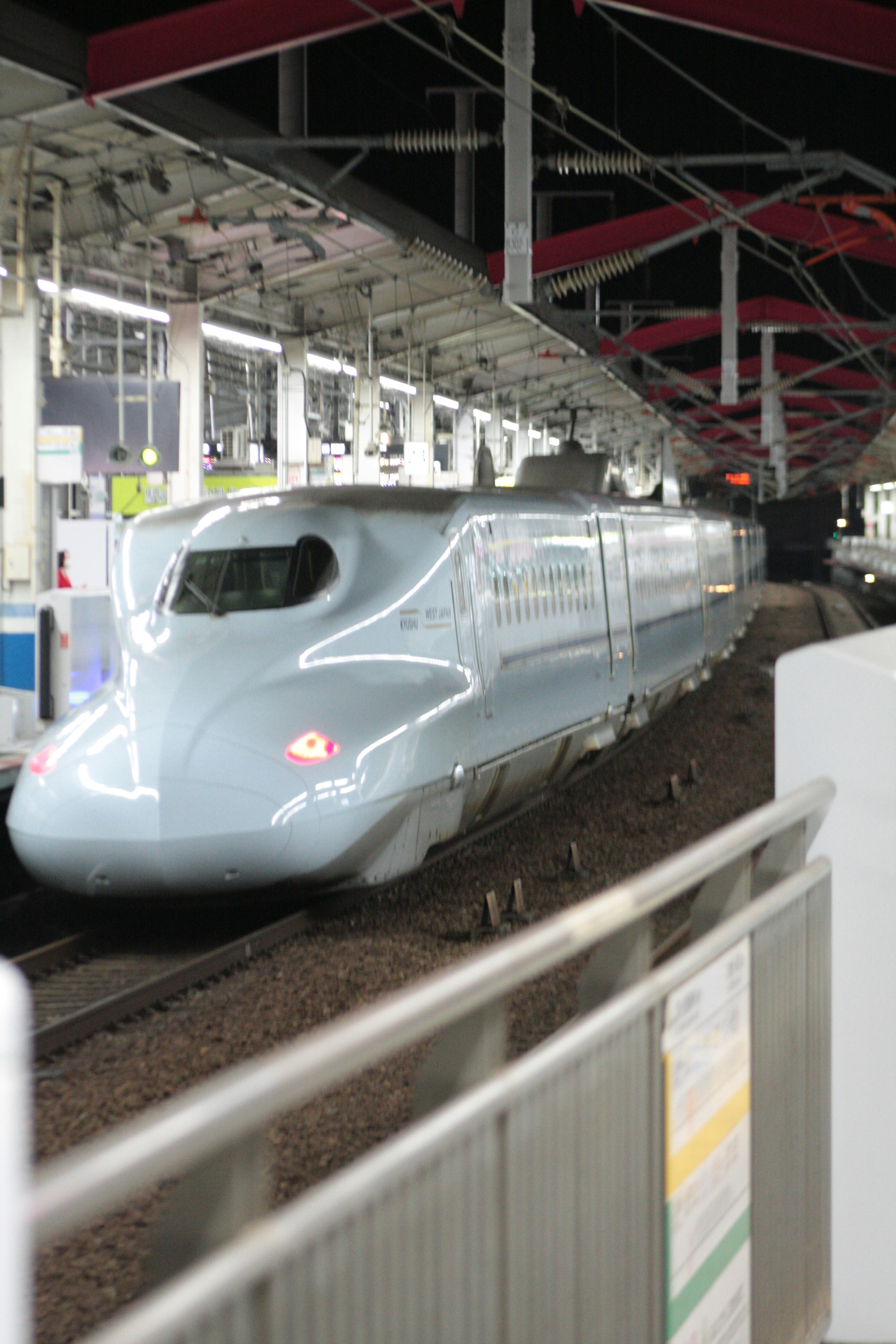 夜の新幹線が駅に停車しているシーン