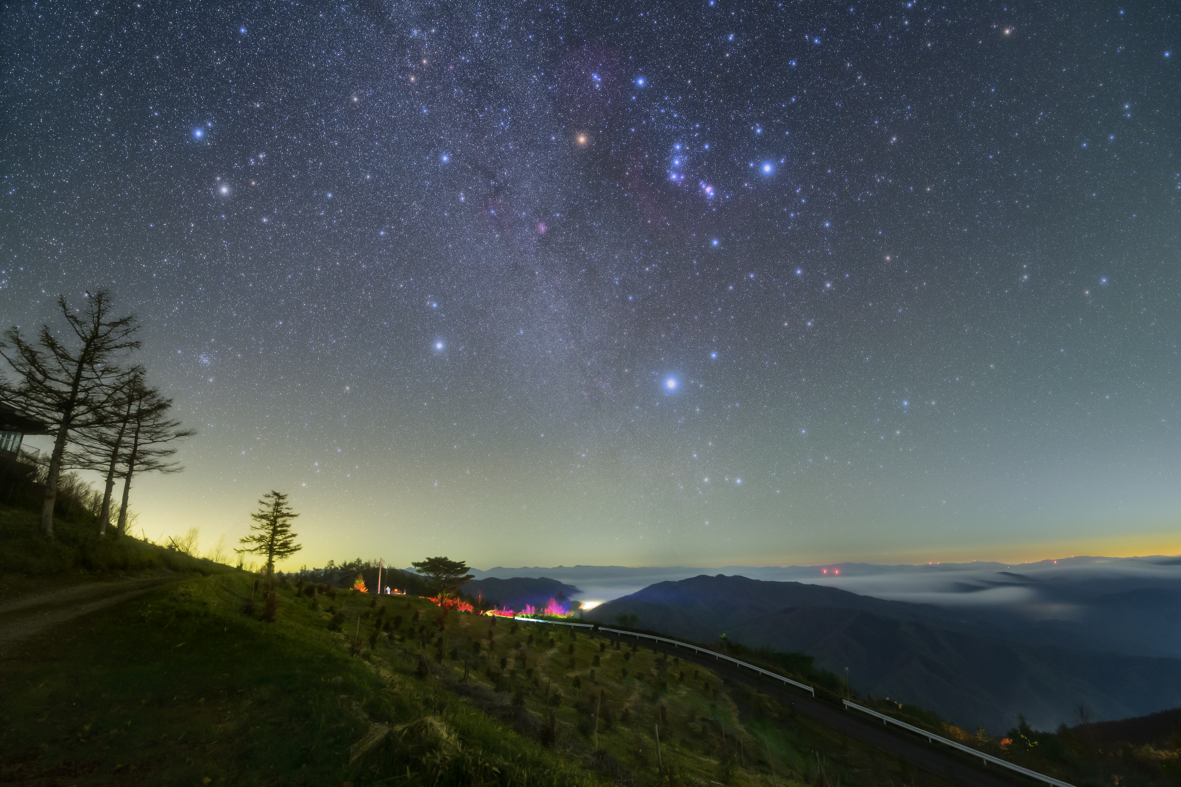 星空と山の風景が広がる夜の景色