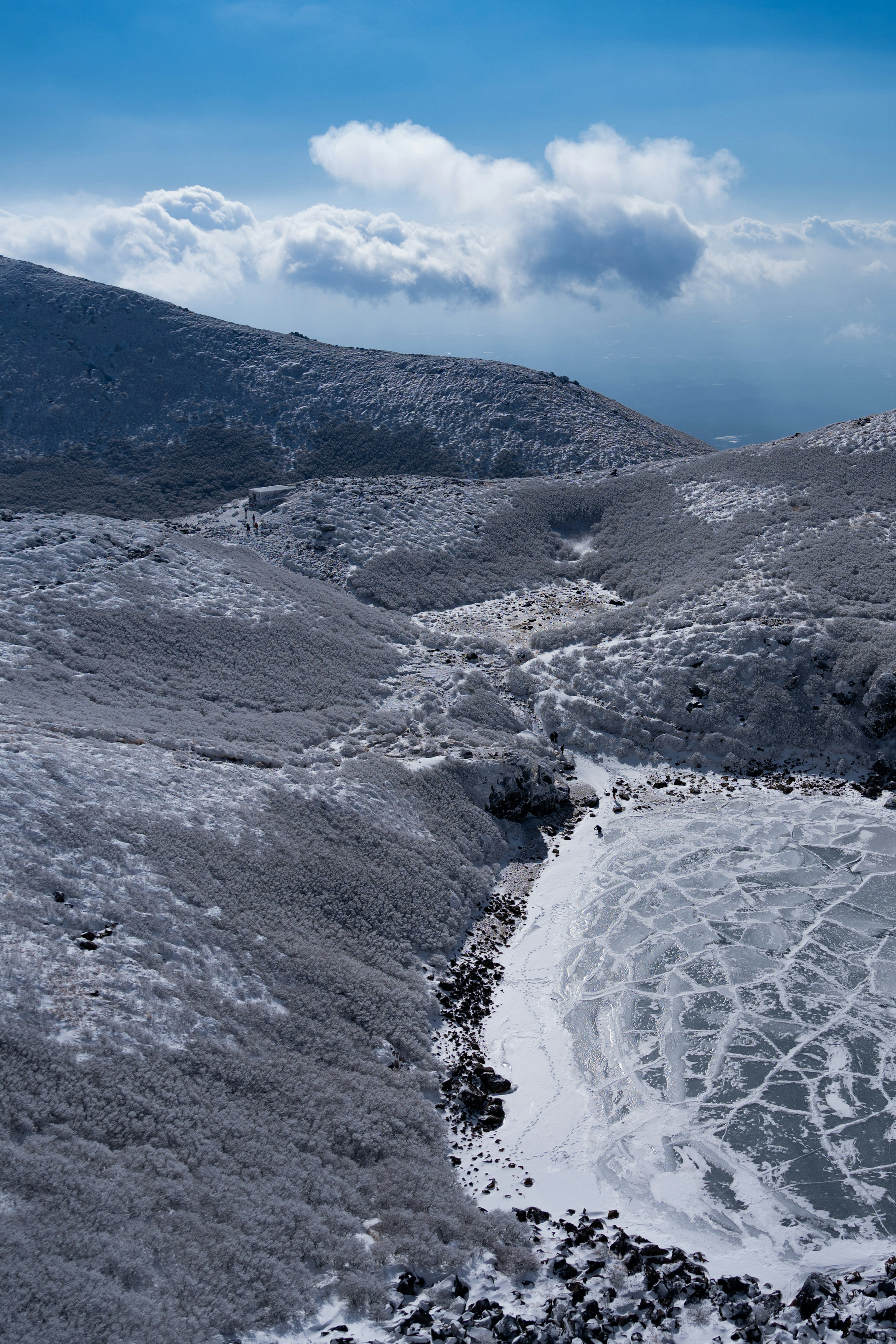 Paesaggio invernale con montagne e lago ghiacciato