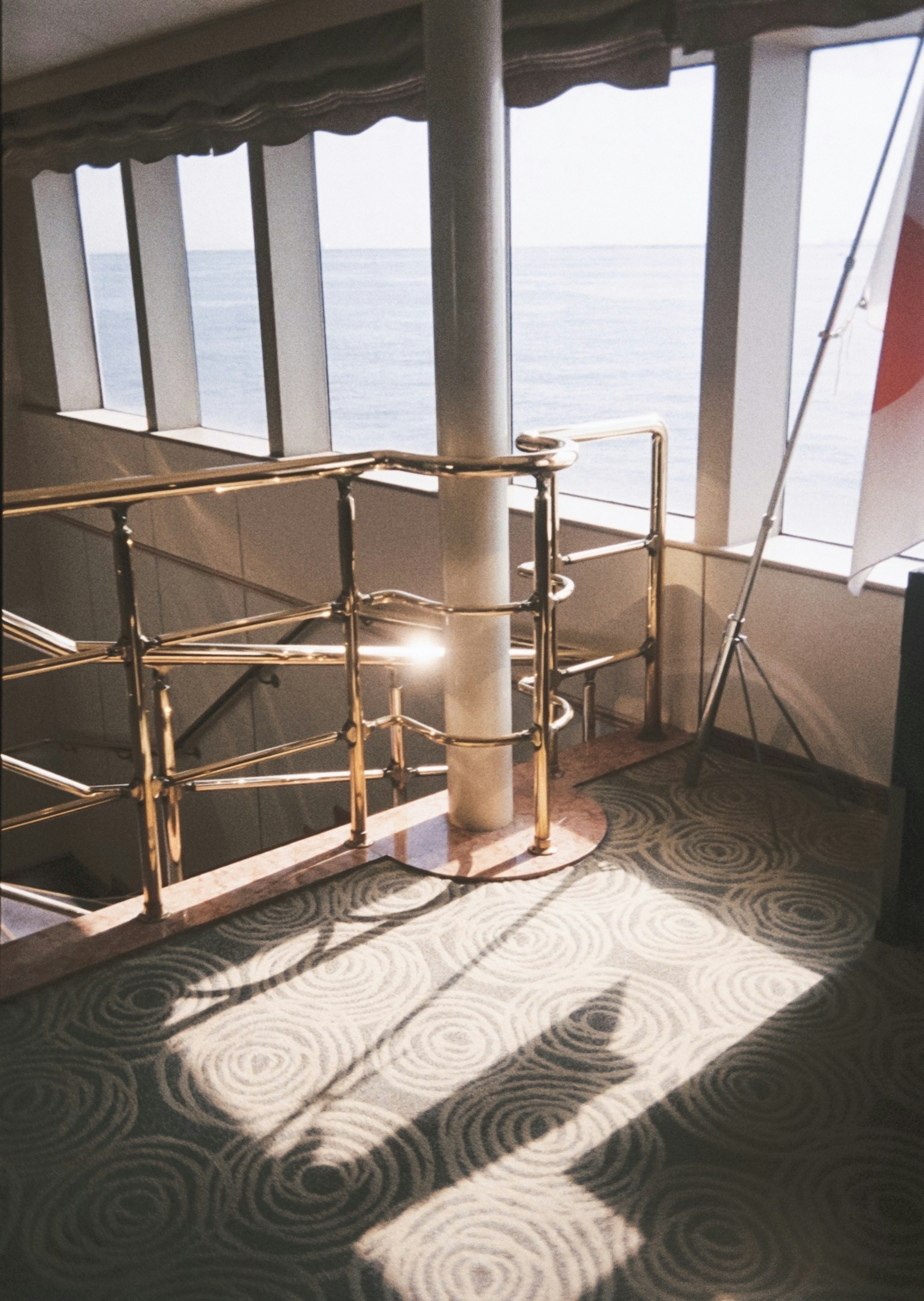 Eleganter Raum in der Nähe der Treppe auf einem Schiff mit sich kreuzendem Licht und Schatten