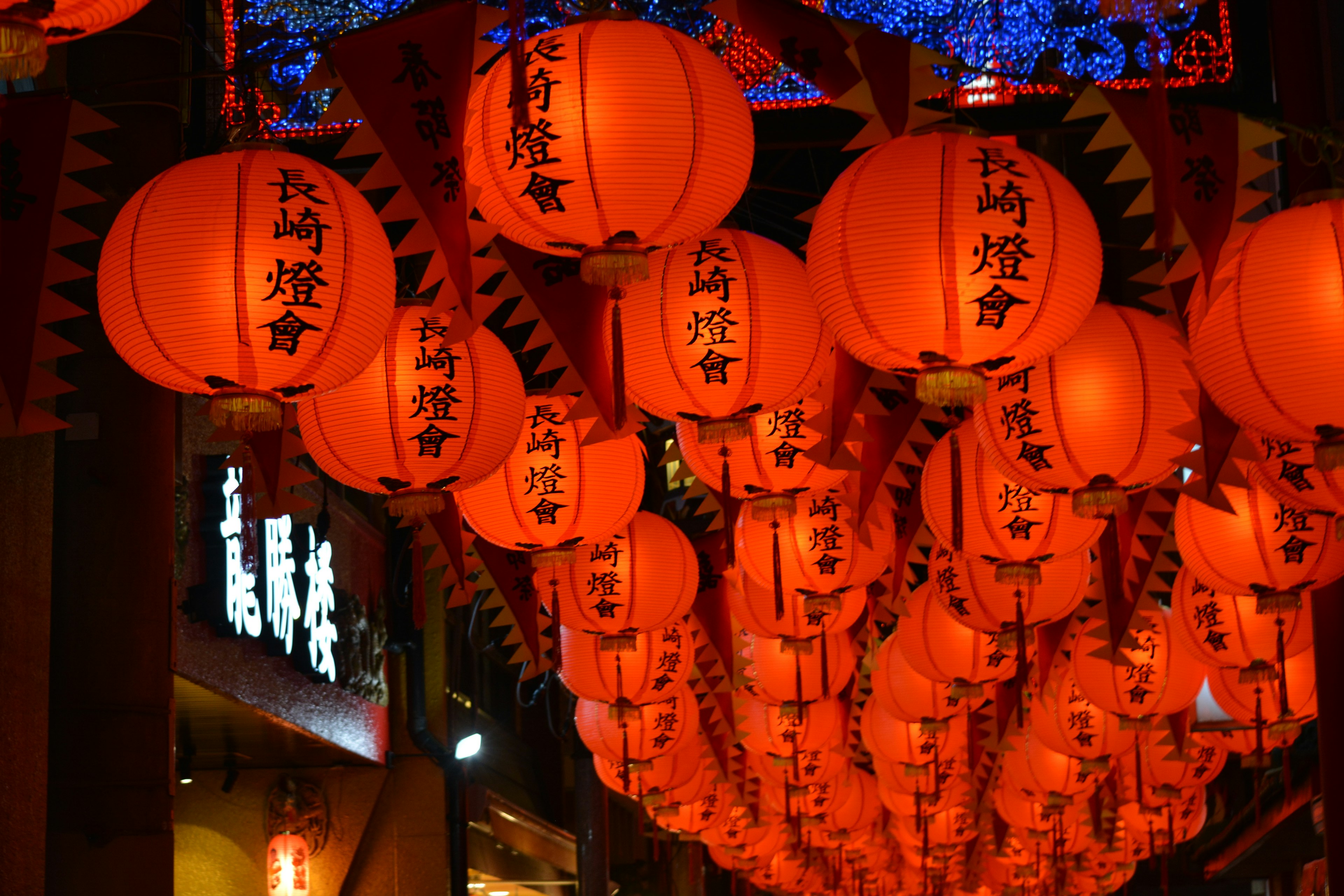 夜市场景，挂着红色灯笼