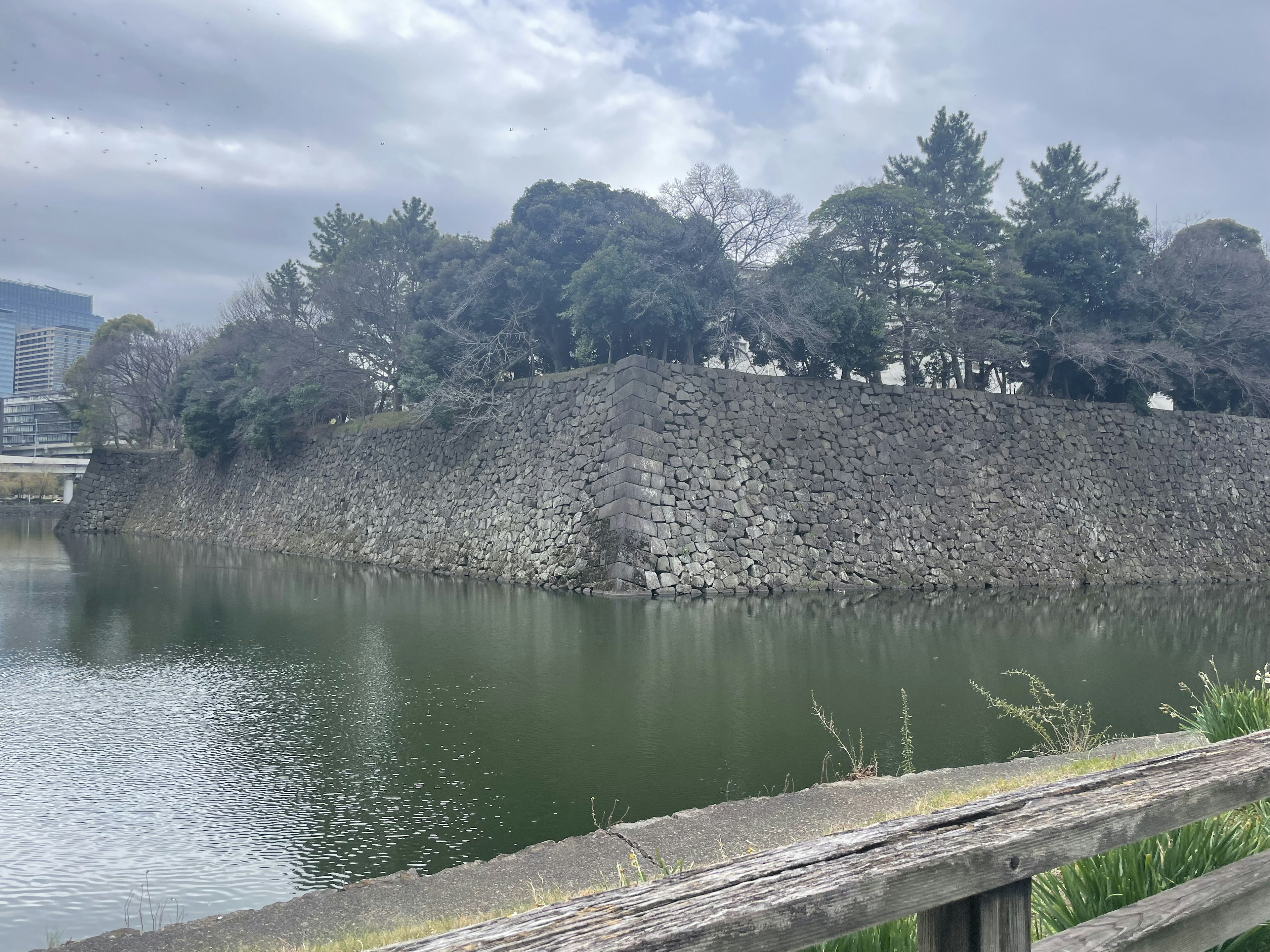 Landschaft mit einer Steinmauer und reflektierender Wasseroberfläche