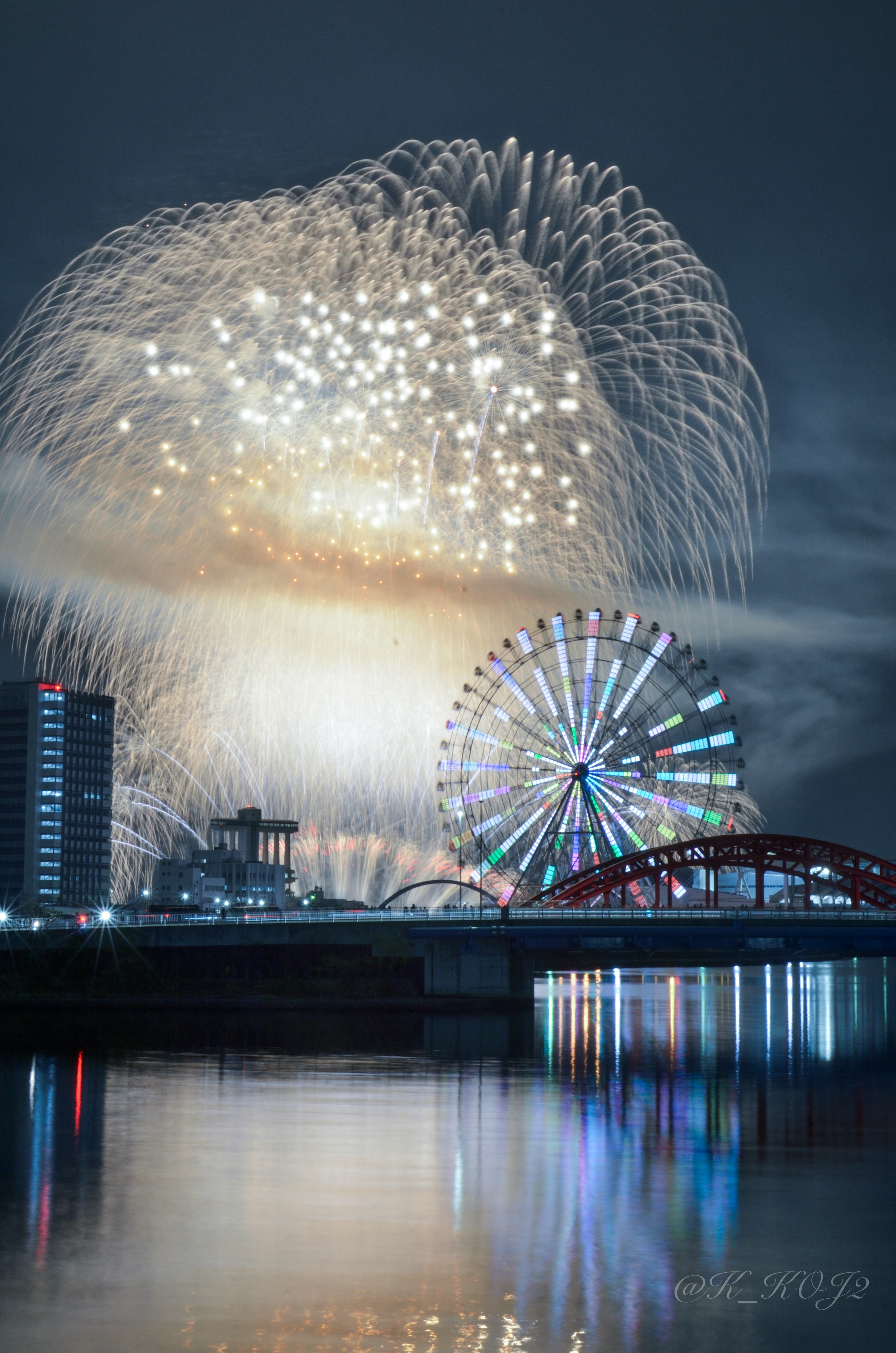 夜空に打ち上げられた花火と観覧車の美しい風景