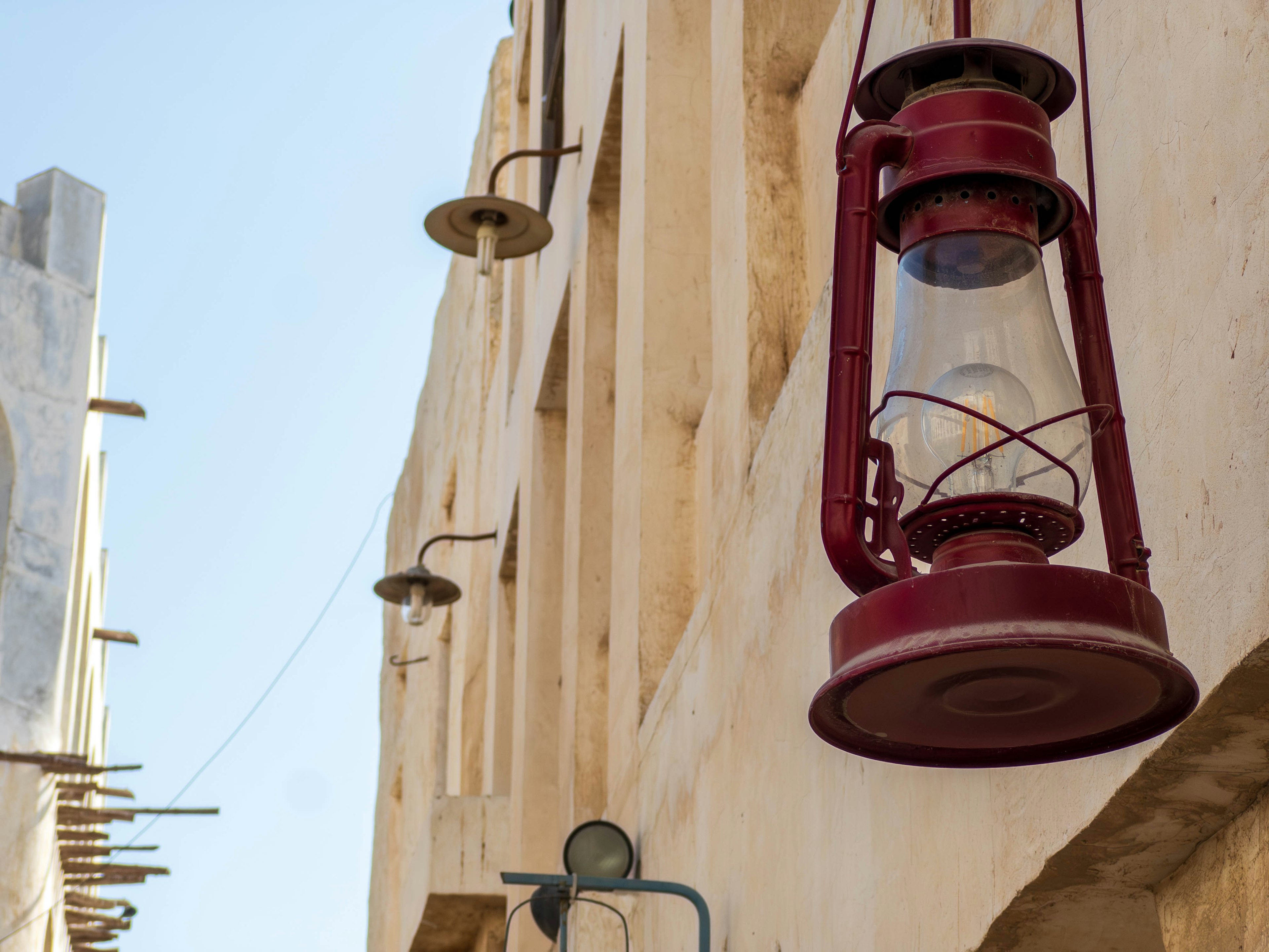 Lanterna rossa appesa al muro di un vecchio edificio