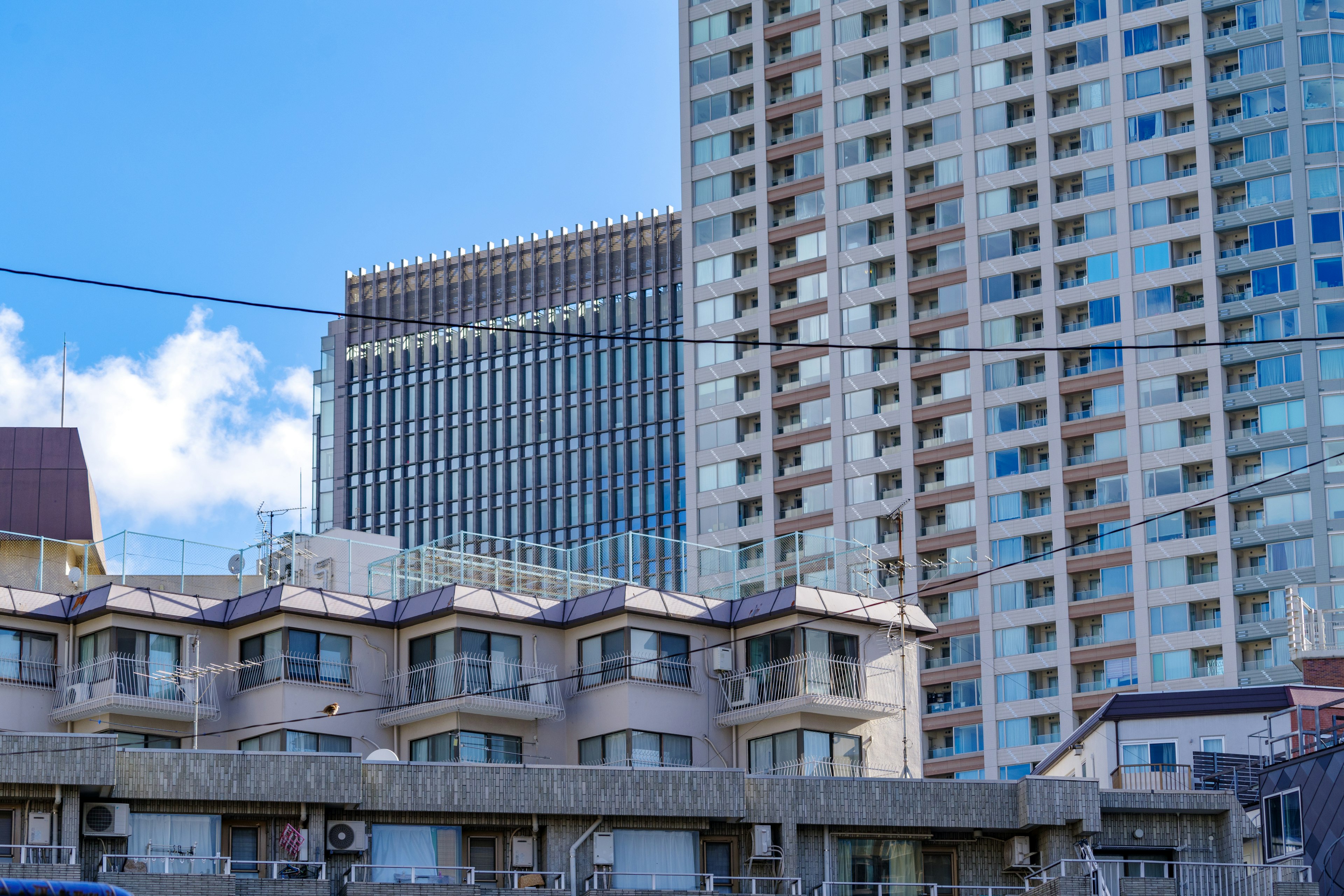 Paysage urbain avec un immeuble de grande hauteur et des appartements de faible hauteur