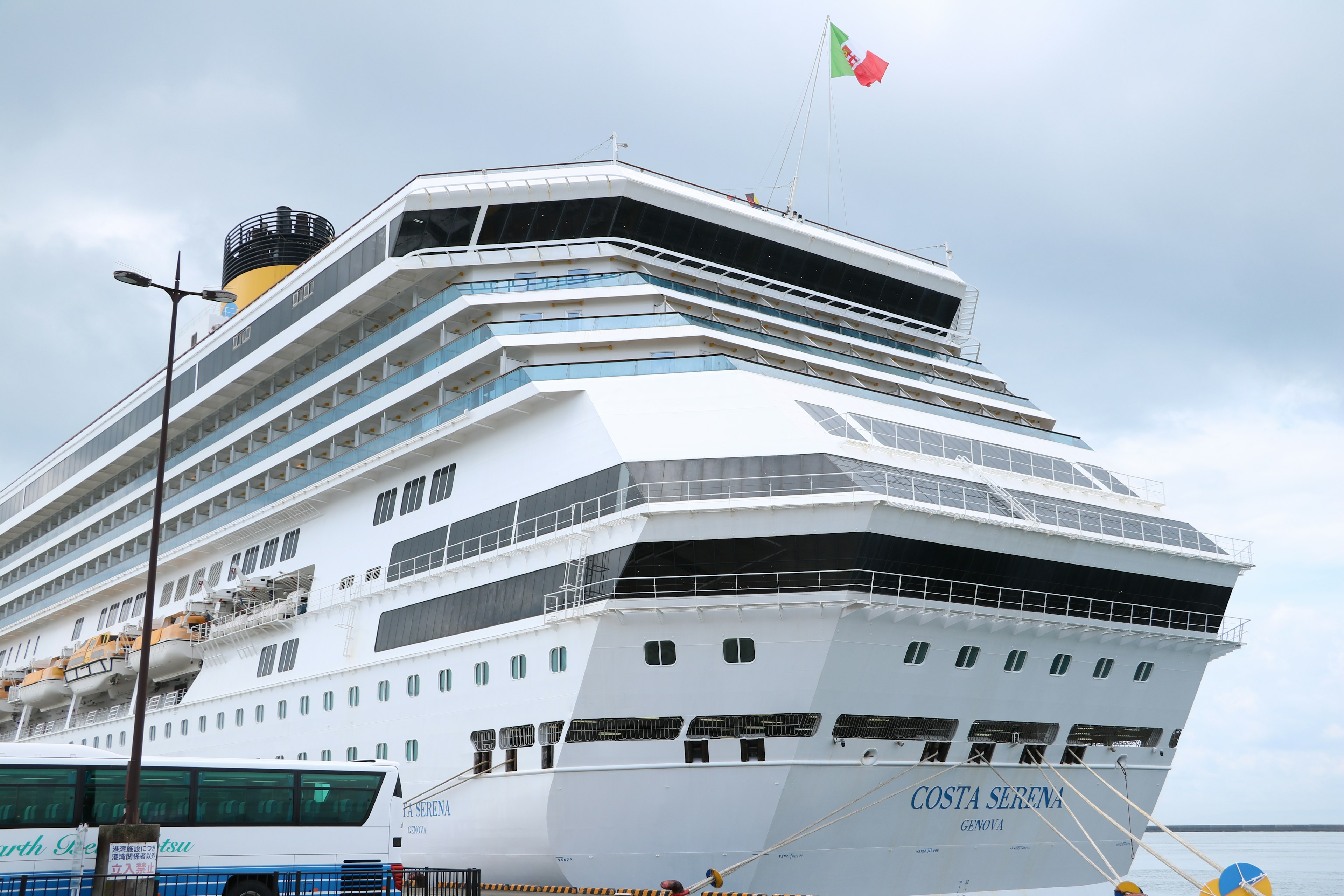 Großes Kreuzfahrtschiff im Hafen mit italienischer Flagge