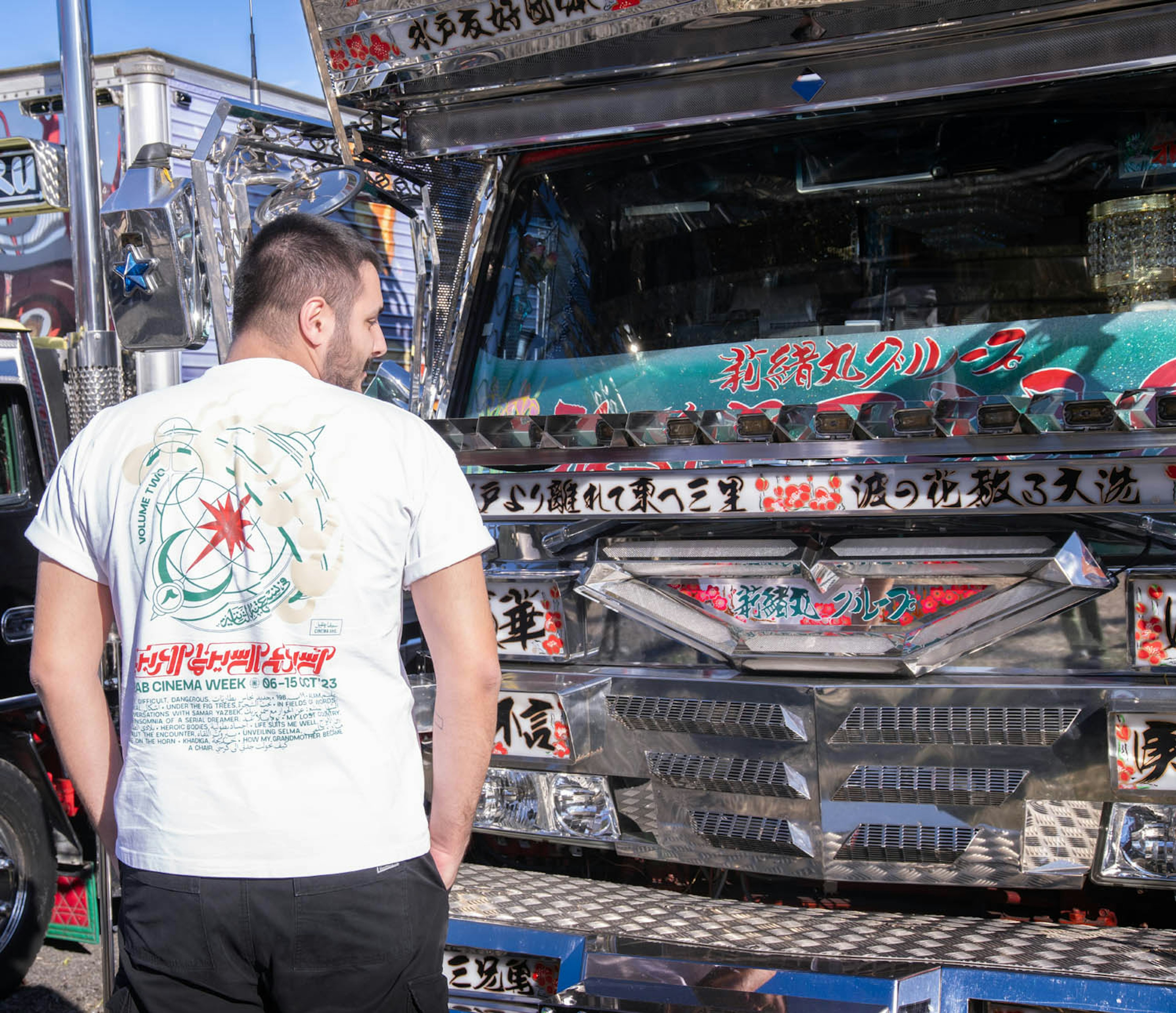 Un homme devant un camion décoré