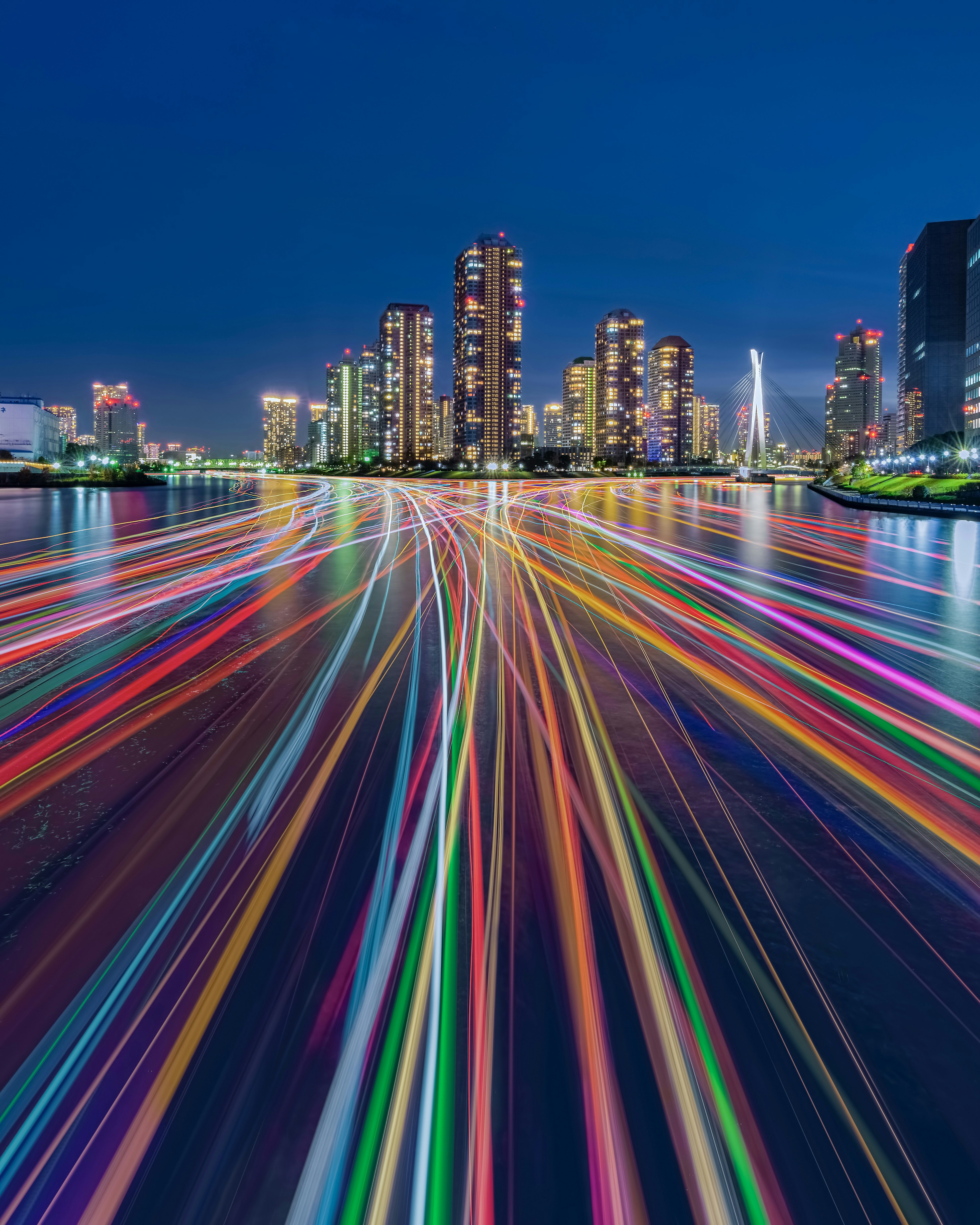 Luces vibrantes de la ciudad reflejándose en el río por la noche