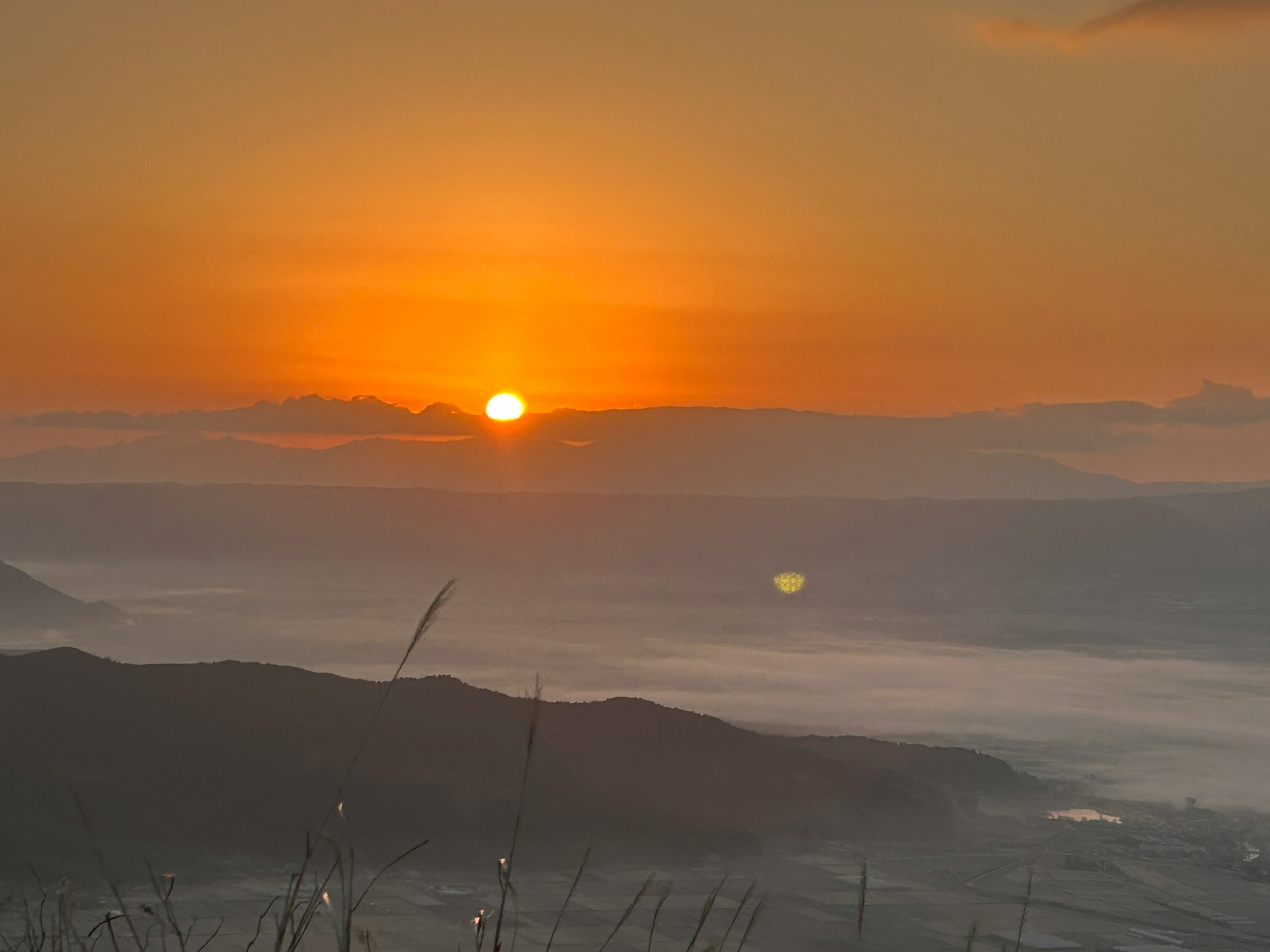 Schöne Aussicht auf den Sonnenuntergang von einem Berg