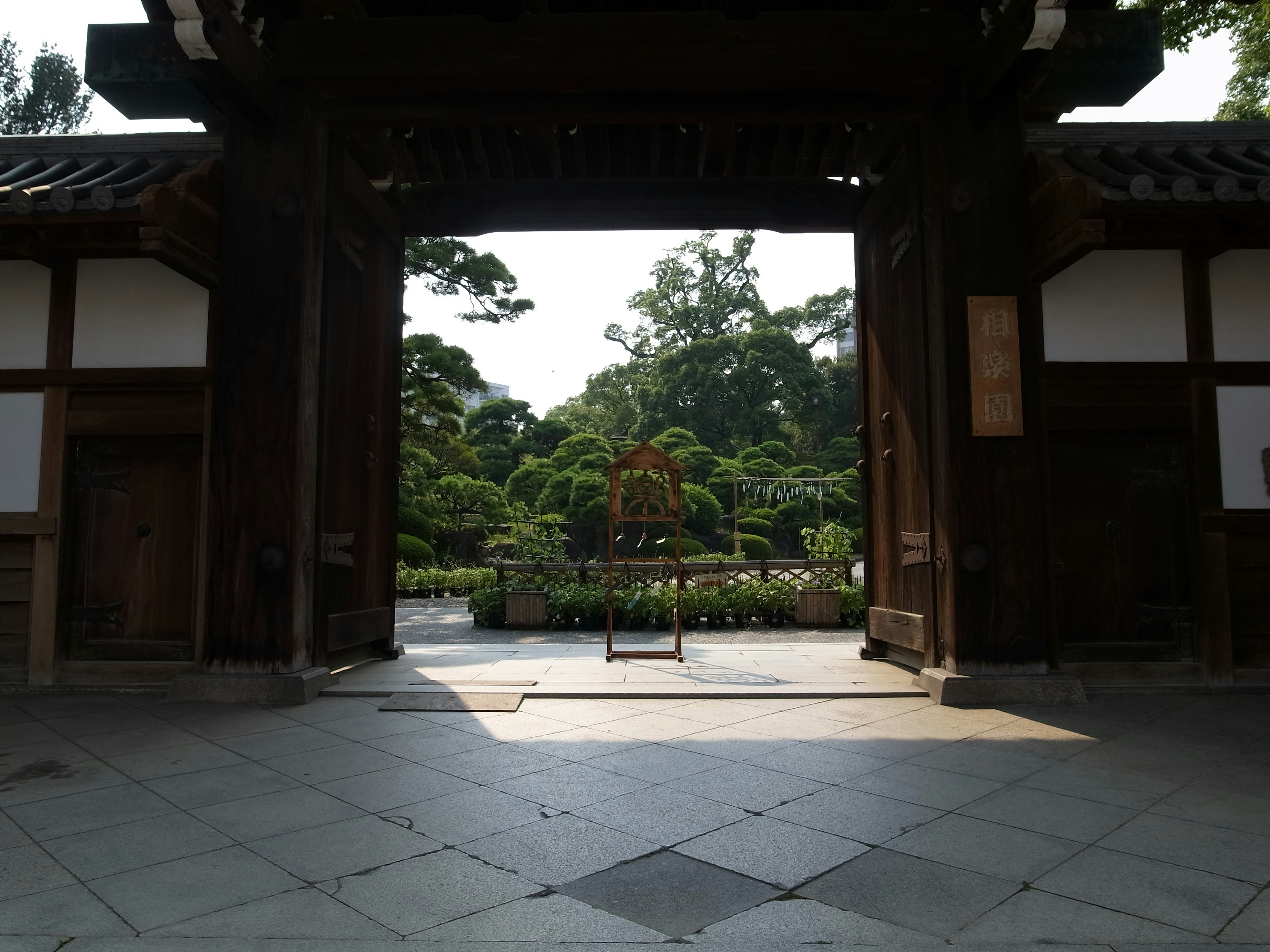 Traditionelles japanisches Tor mit Blick auf einen ruhigen Garten