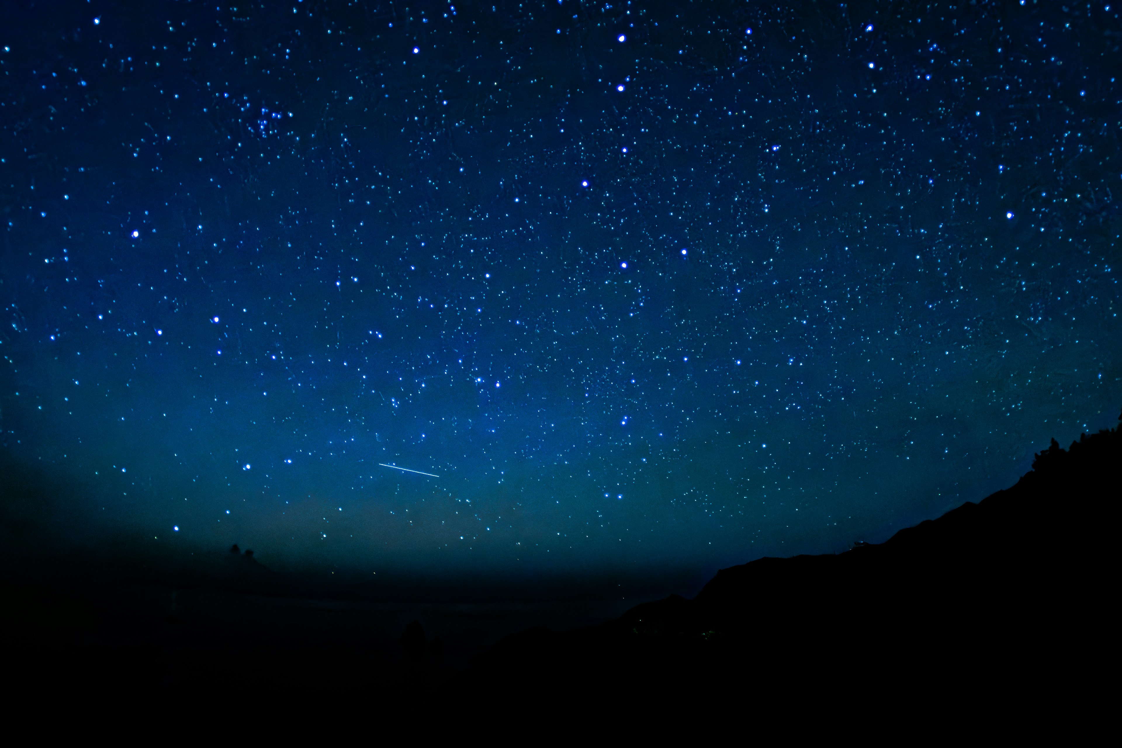 廣闊的夜空布滿無數星星和黑暗的地平線