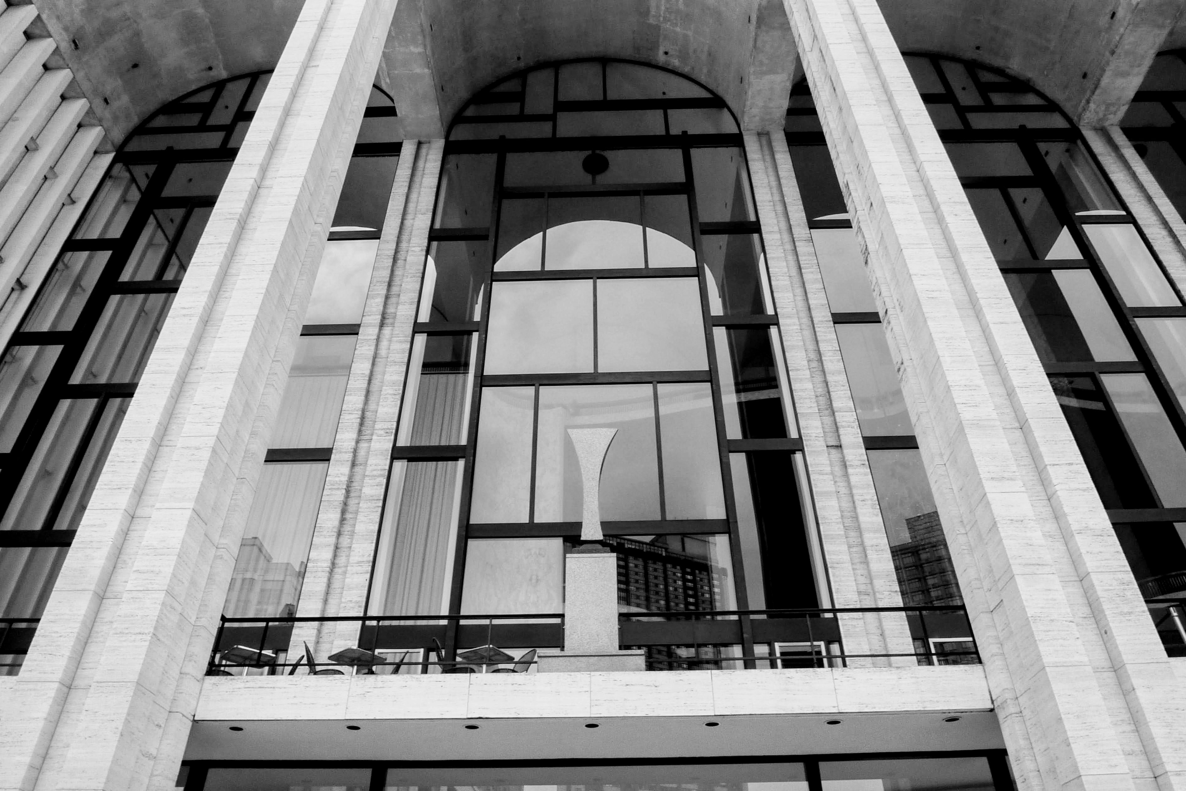 Vista esterna del Lincoln Center che mostra un design architettonico moderno