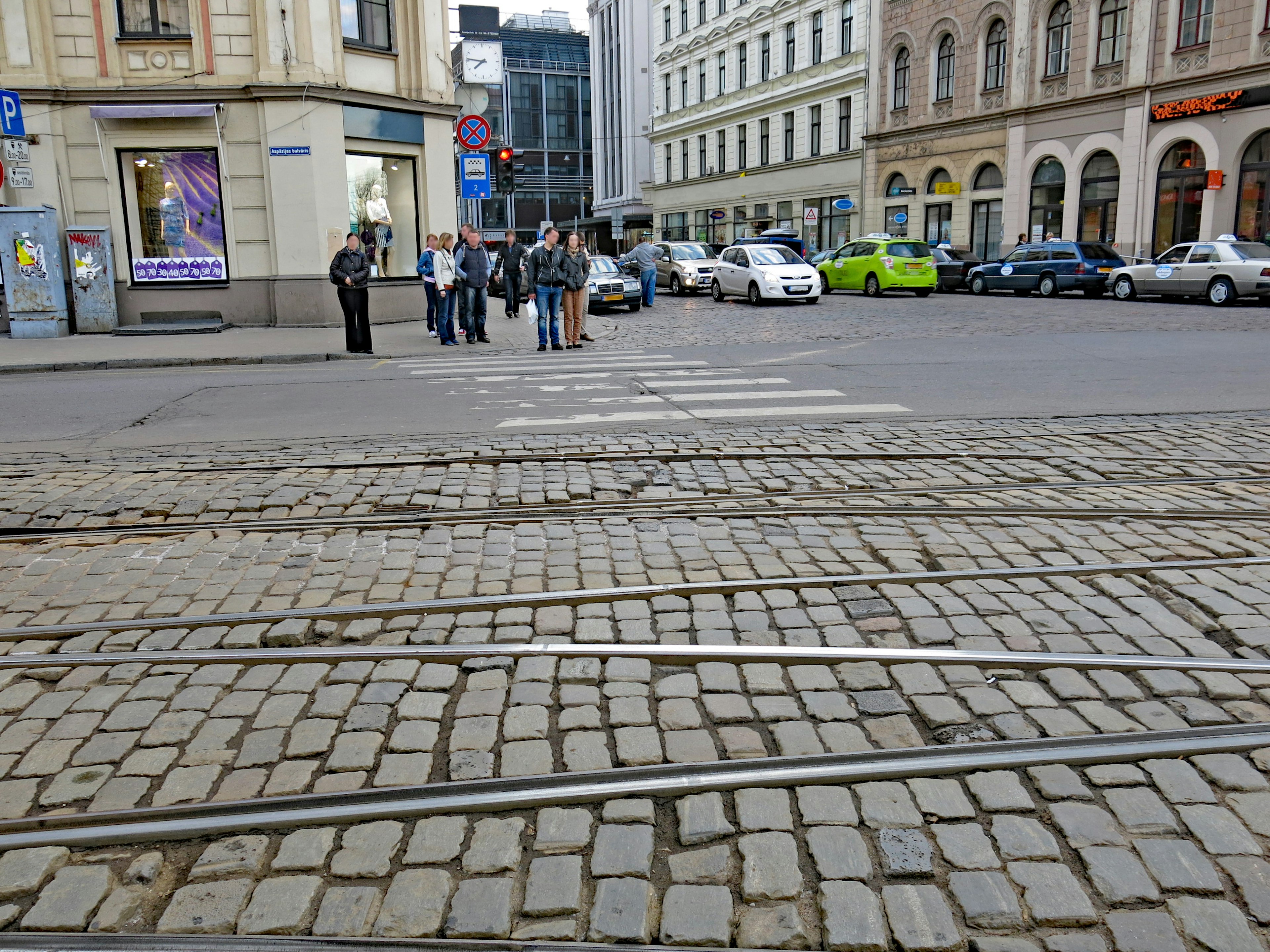 Sicht auf die Kreuzung mit Kopfsteinpflaster und Straßenbahnschienen