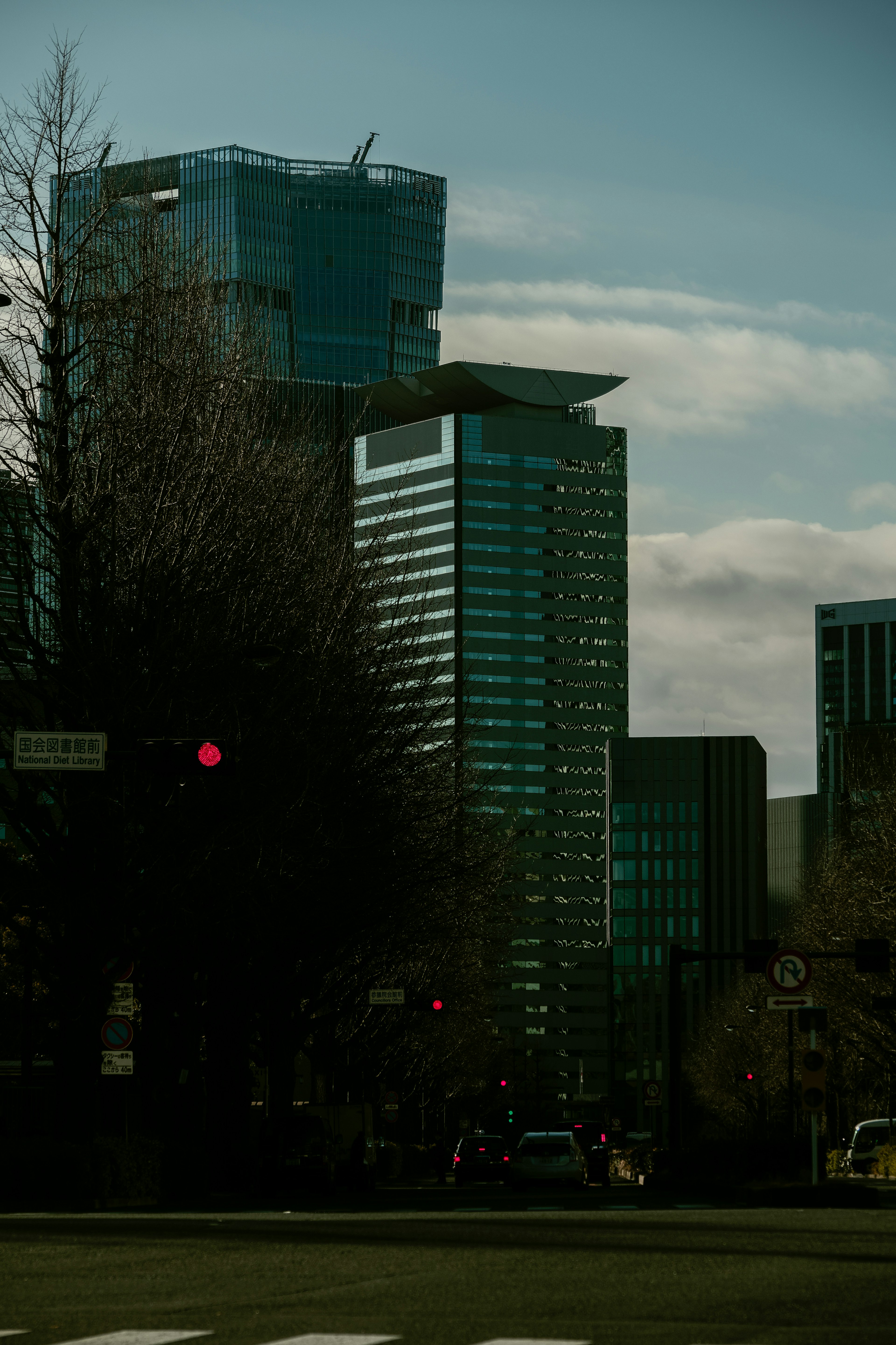 Stadtansicht mit Wolkenkratzern und rotem Ampelsignal