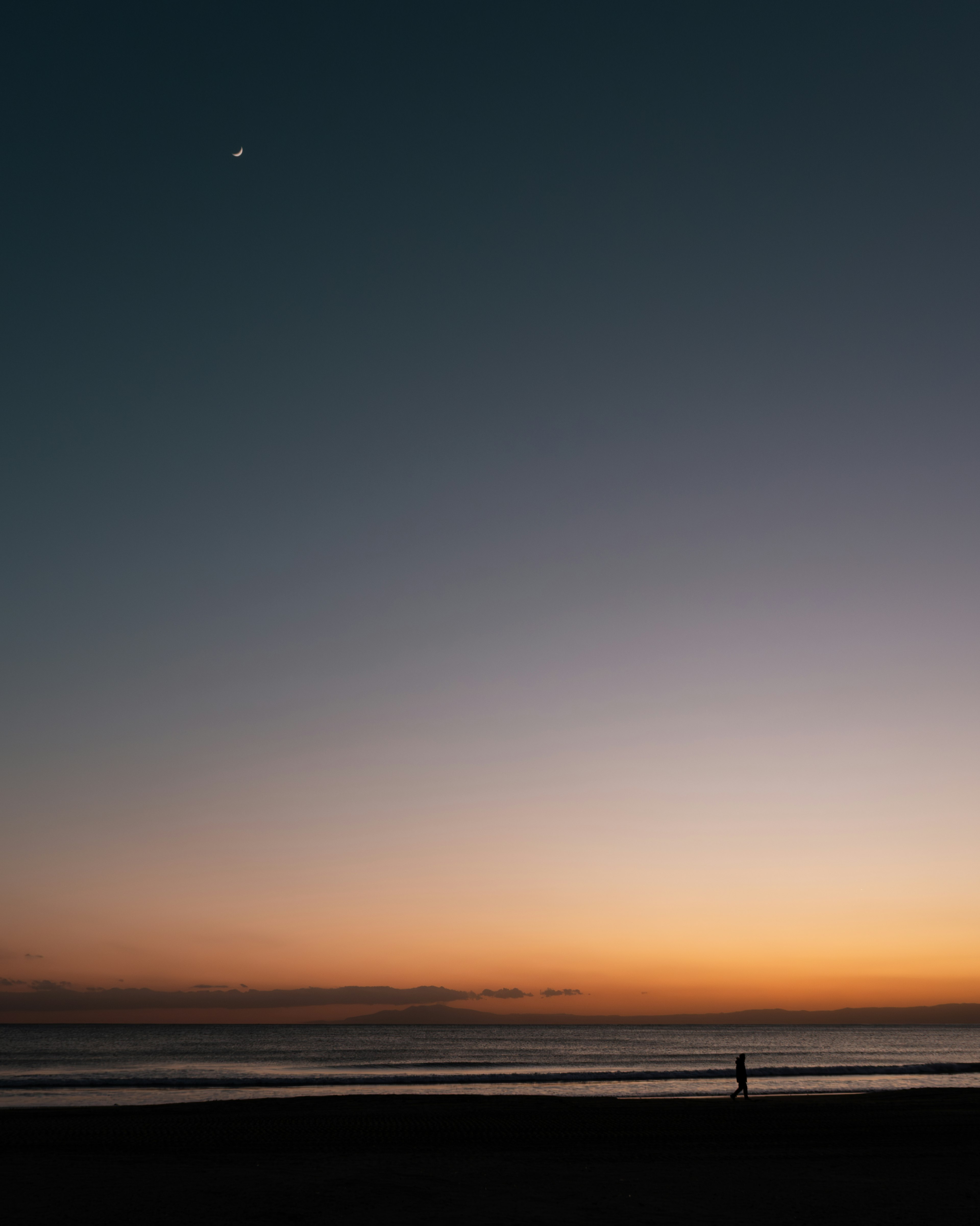 静かな海辺で夕焼けを楽しむ人と星