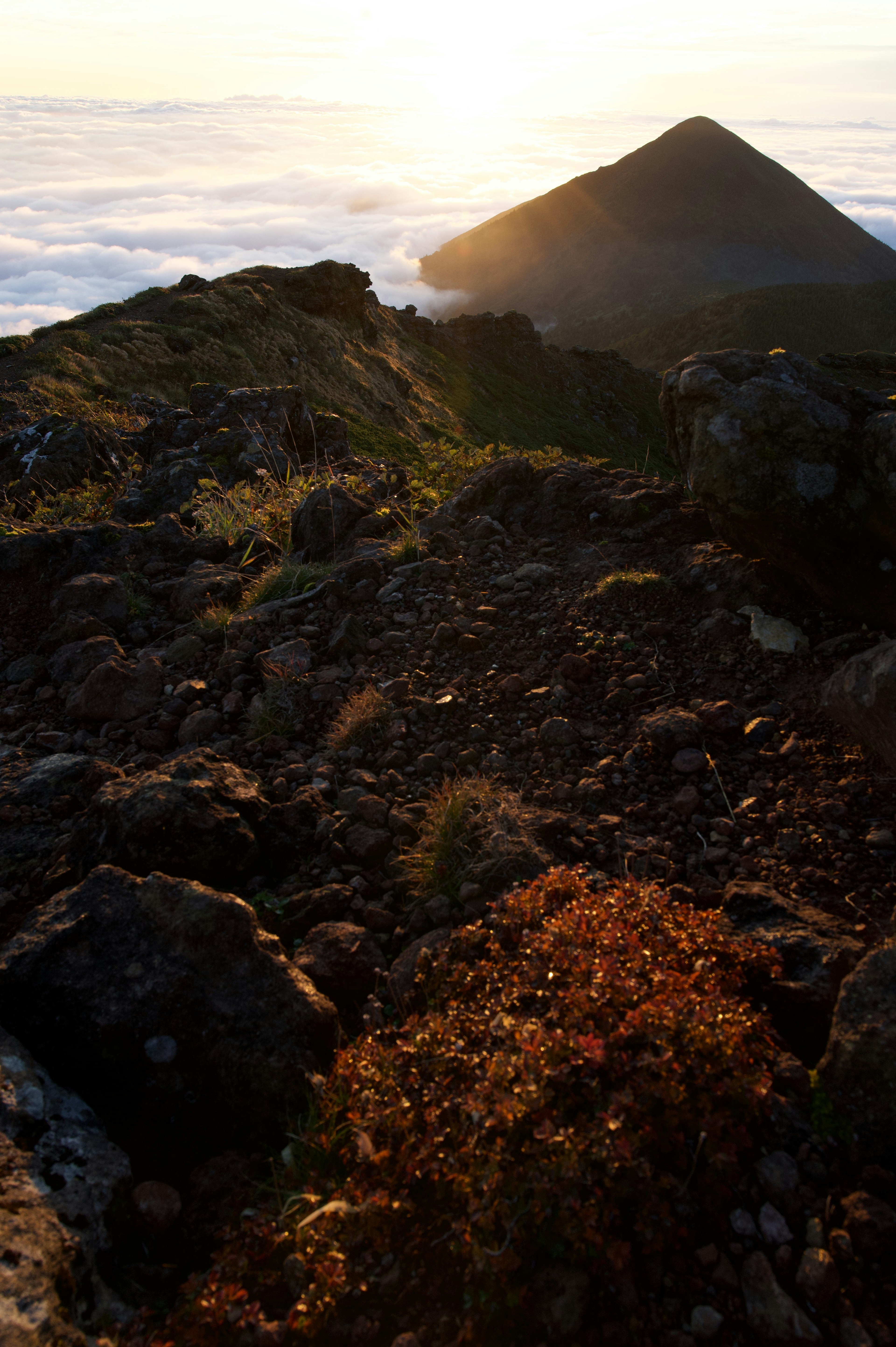 Paesaggio montano al tramonto con terreno roccioso