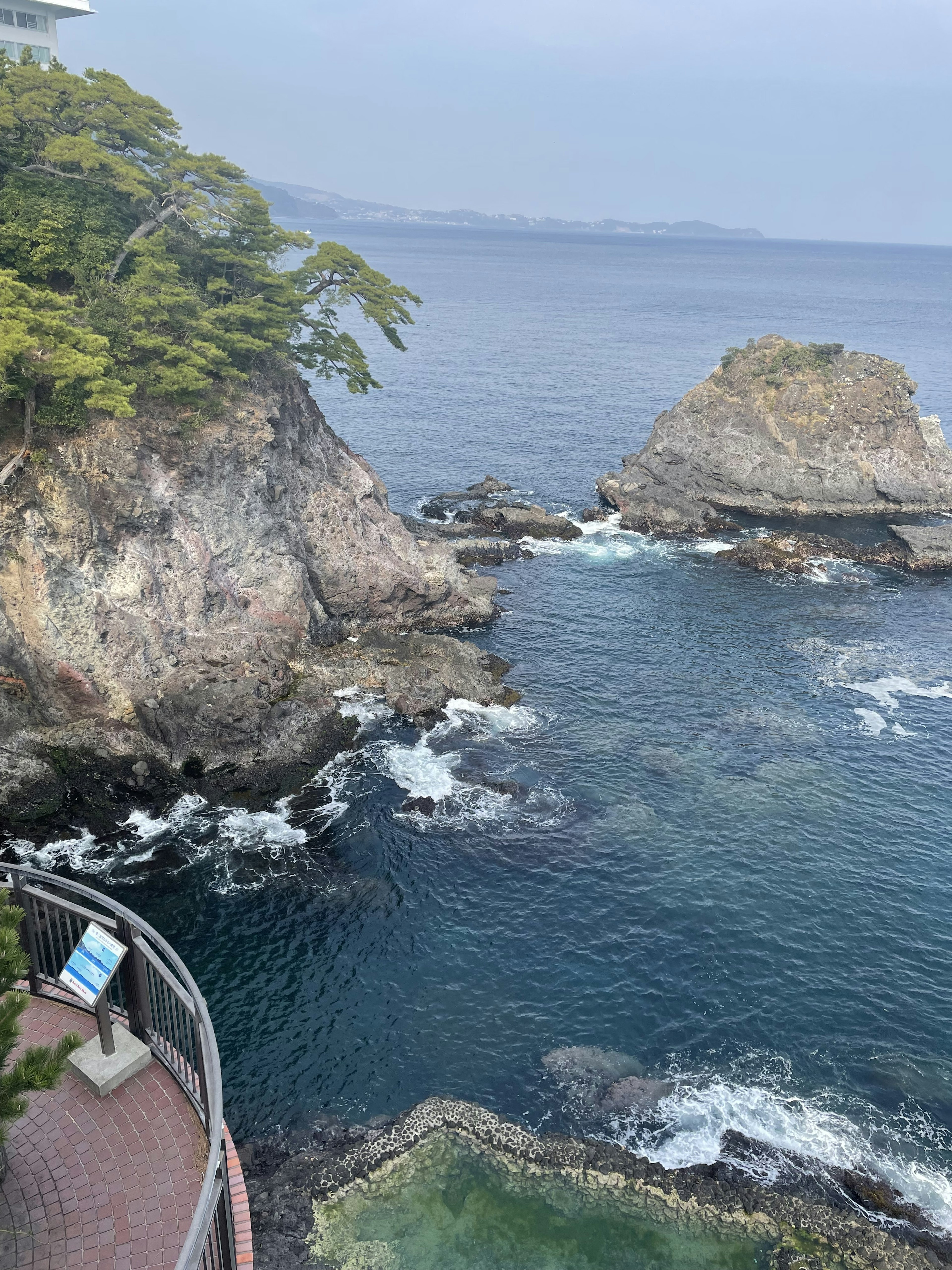 Pemandangan pesisir yang indah dengan laut biru dan formasi batu