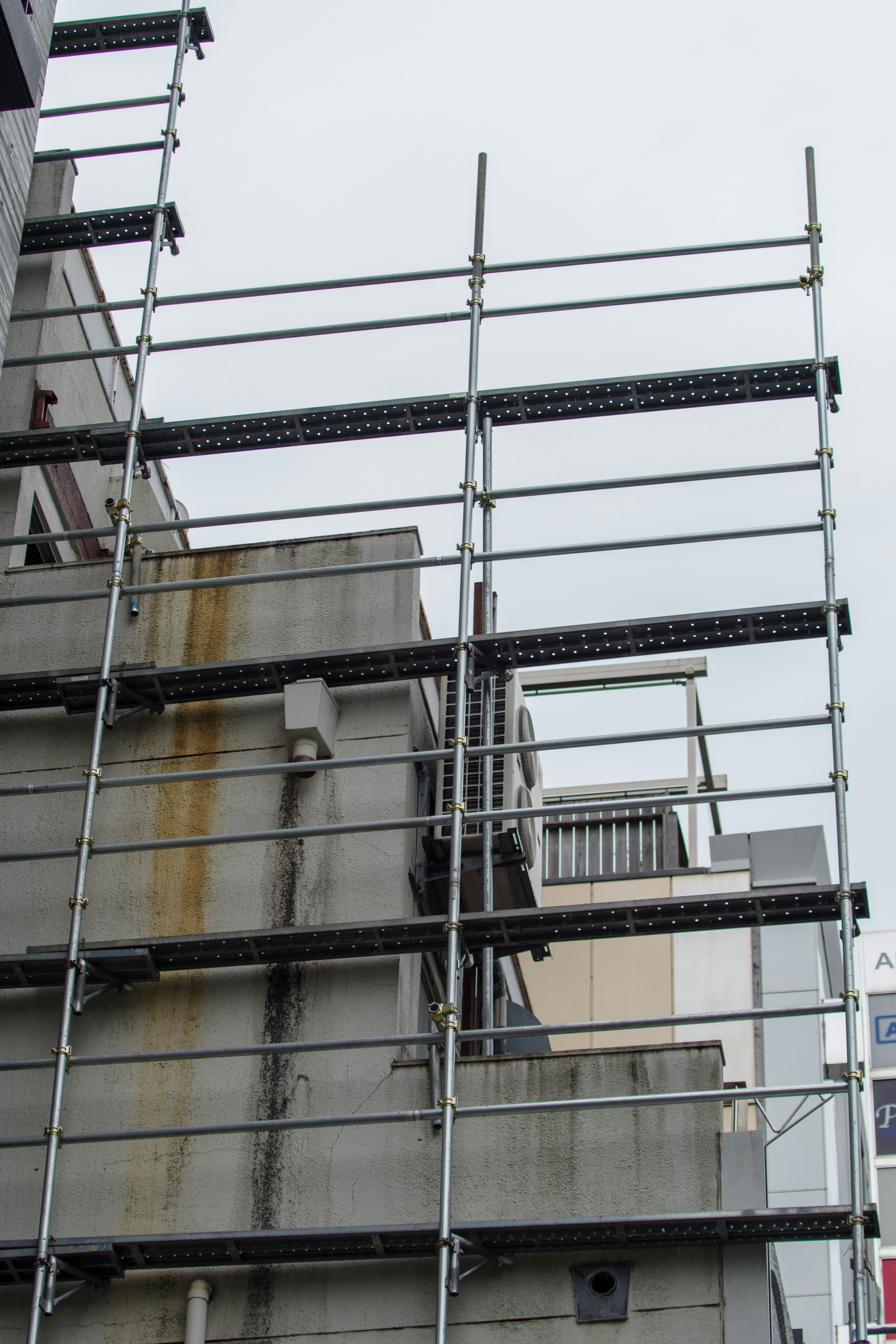 Immagine che mostra una facciata di edificio con struttura di ponteggio