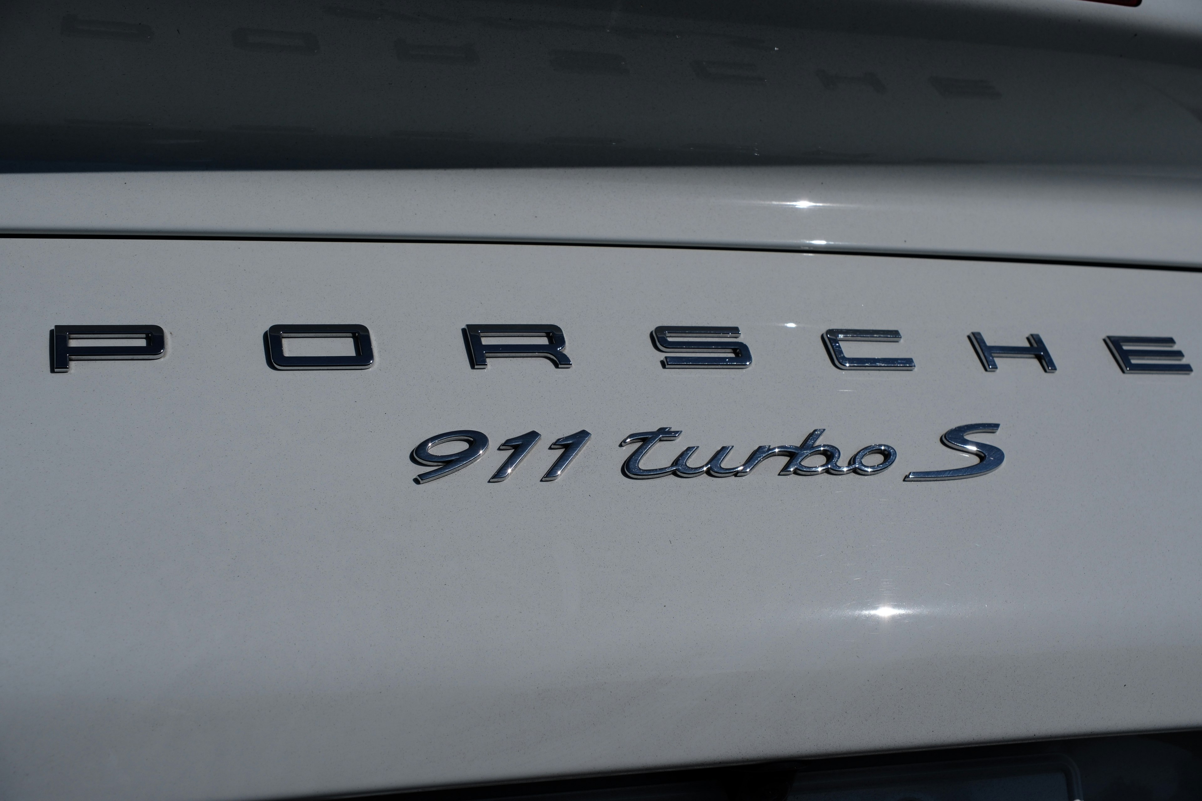 Logo Porsche 911 Turbo S berwarna putih