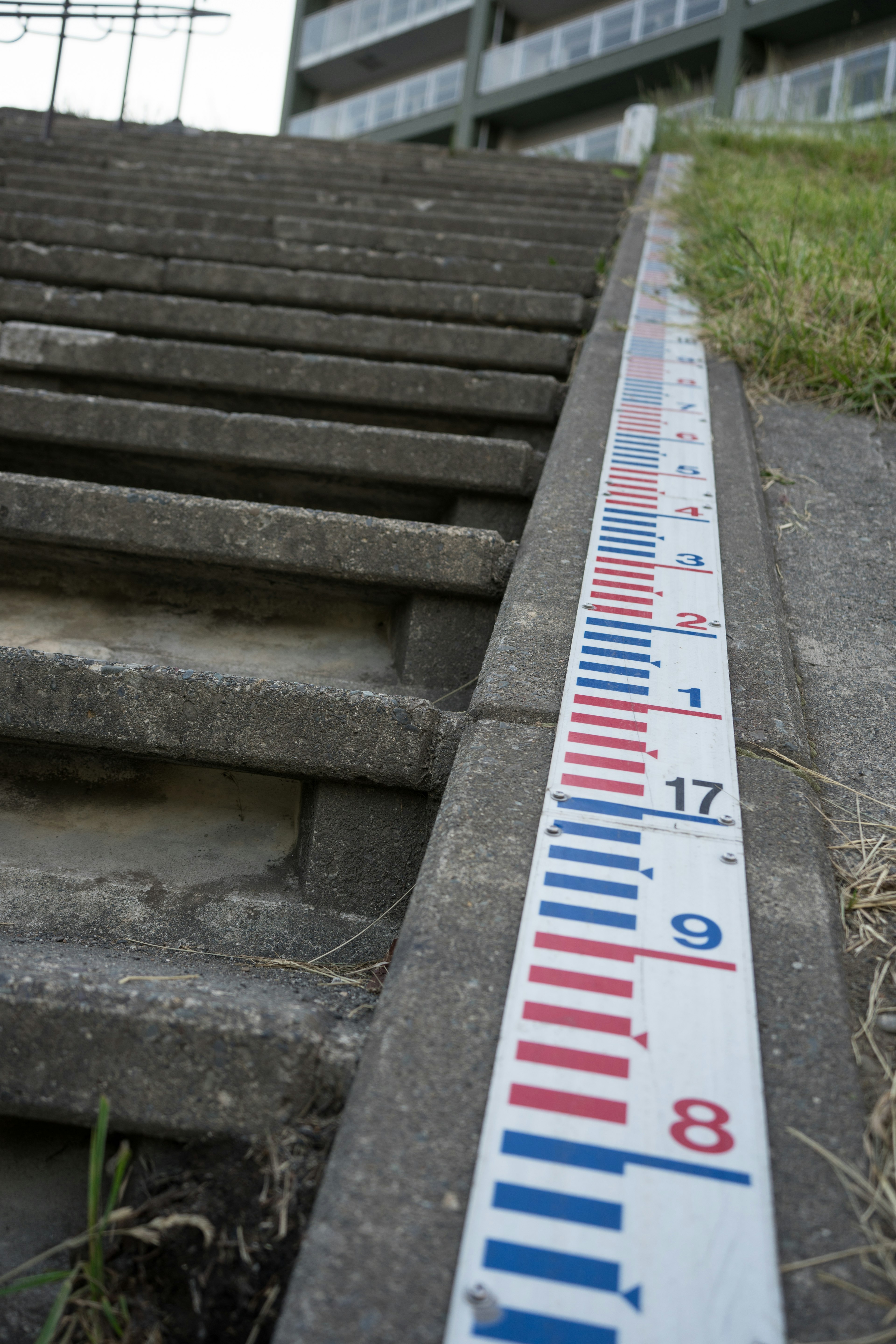 Bild zeigt eine Messskala neben einer Treppe