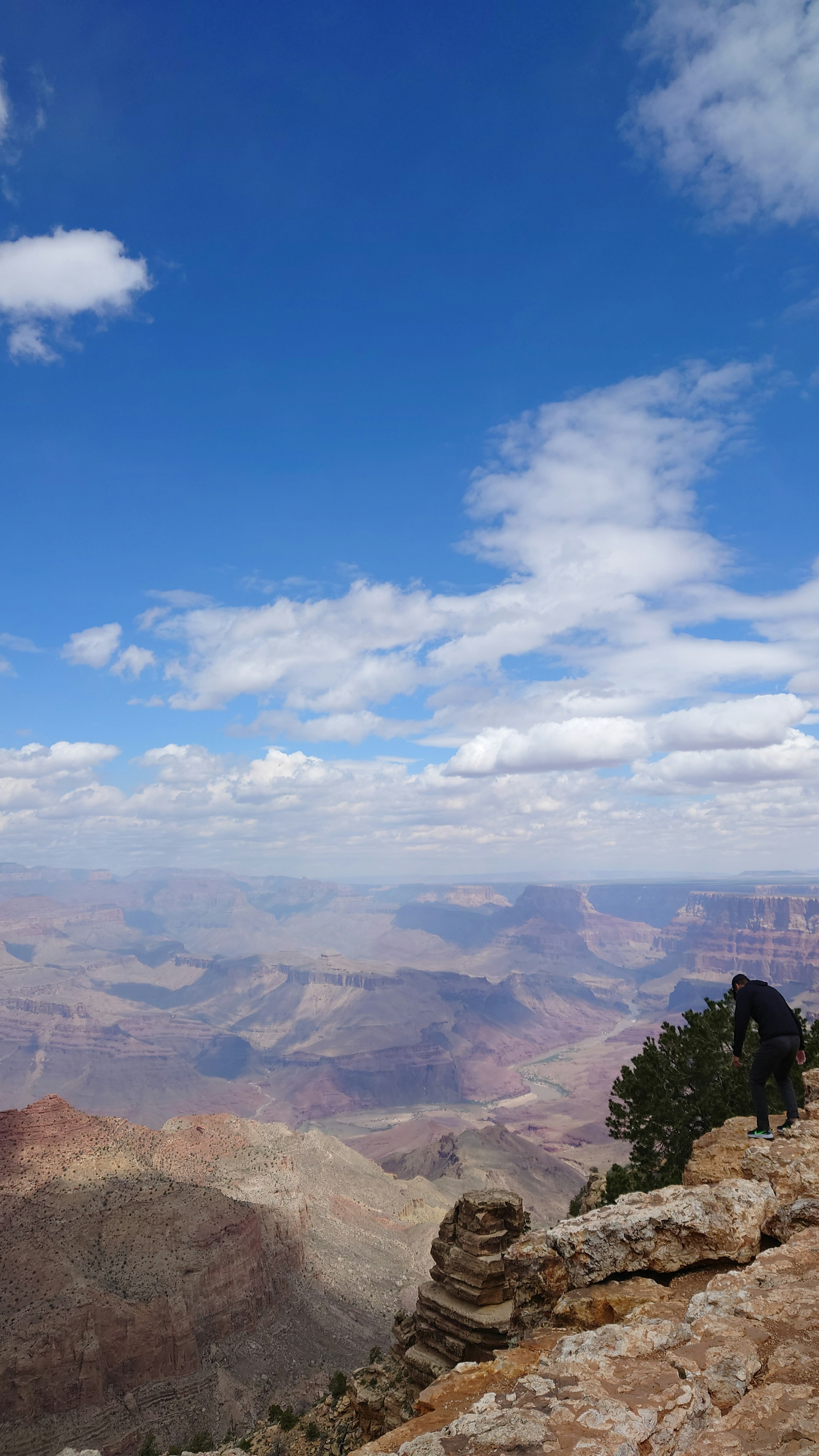 Majestätische Aussicht auf den Grand Canyon mit blauem Himmel