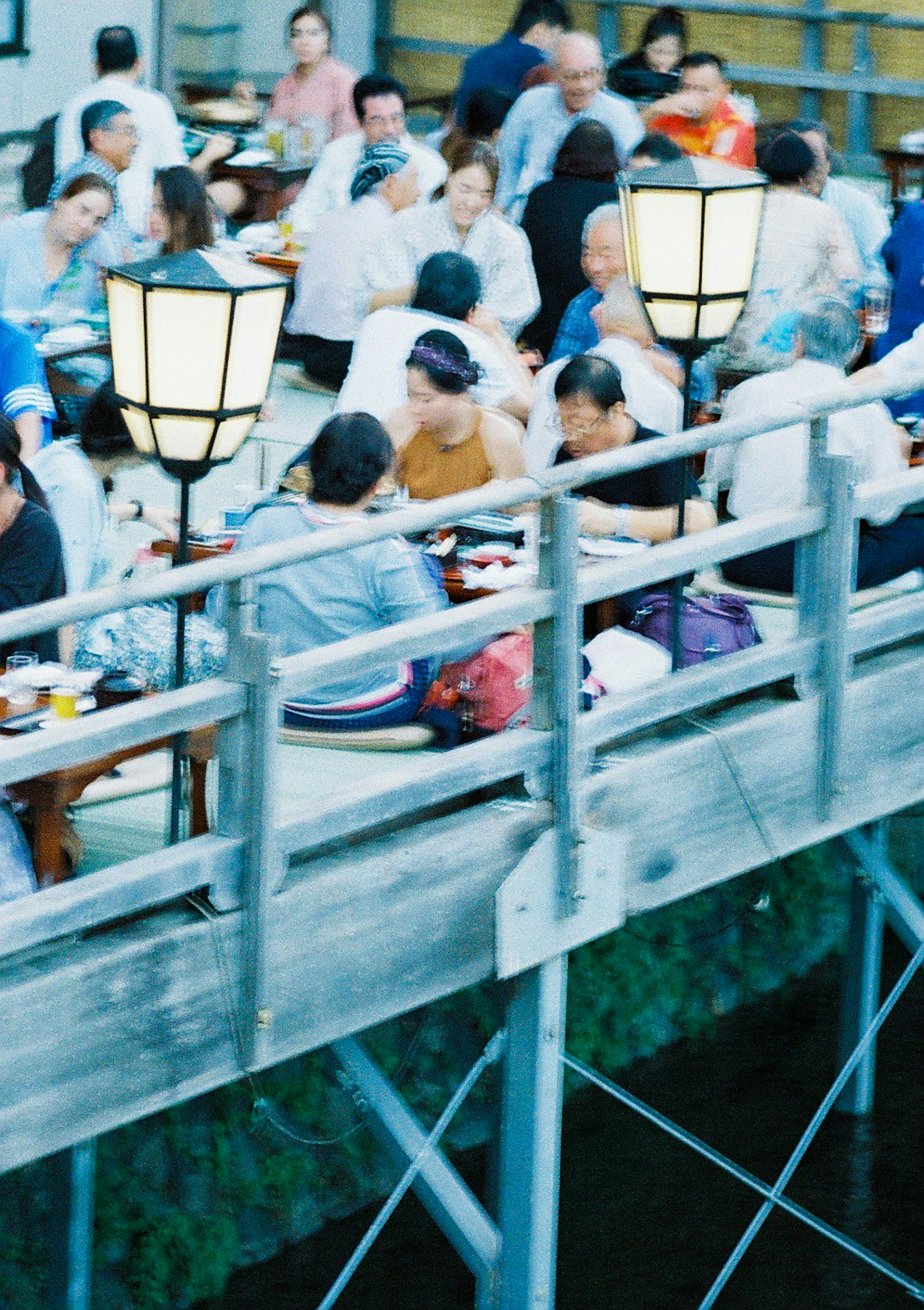 Terraza de restaurante al aire libre llena de gente comiendo