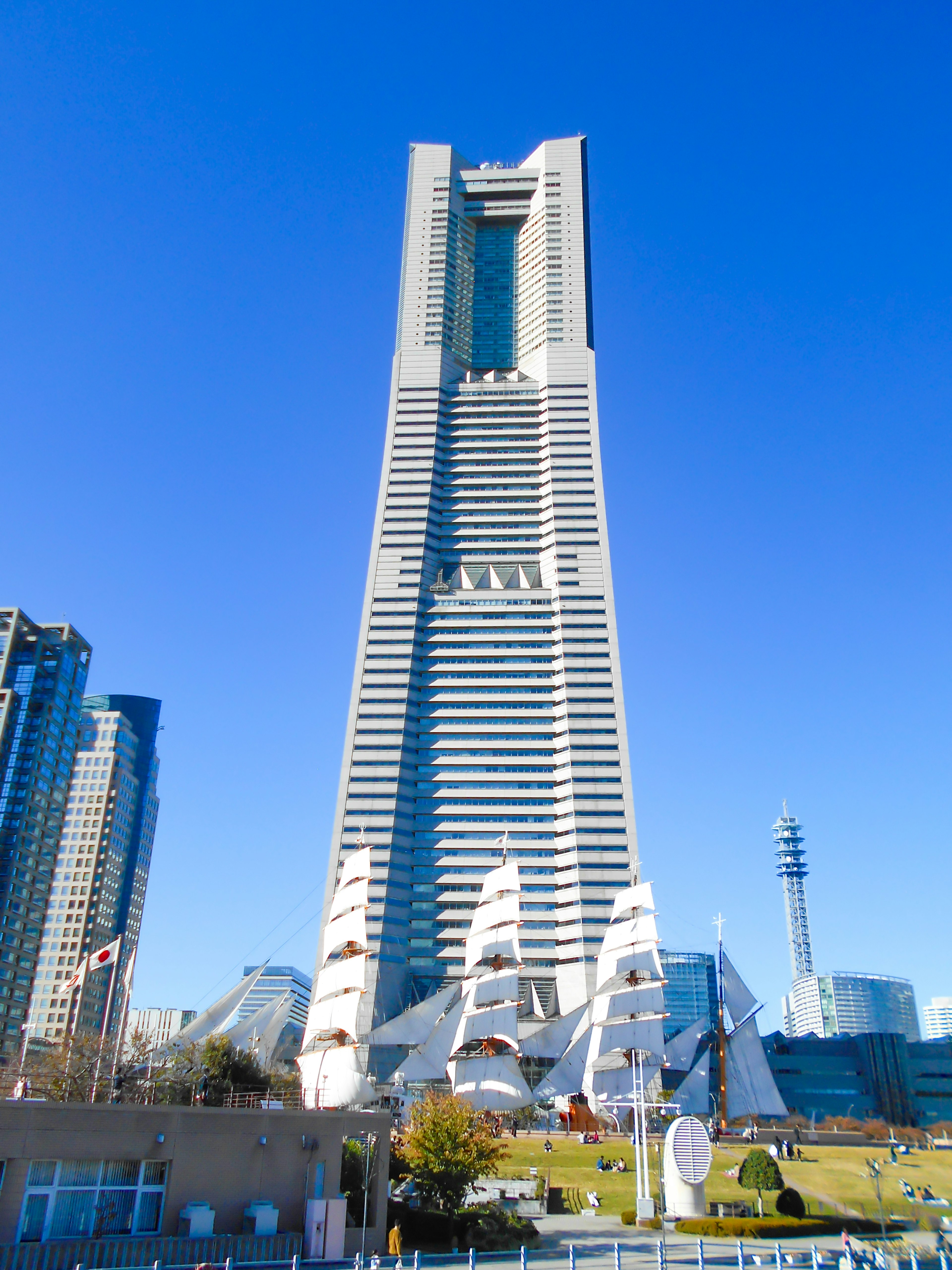 Tour Landmark de Yokohama avec des bâtiments modernes sous un ciel bleu dégagé