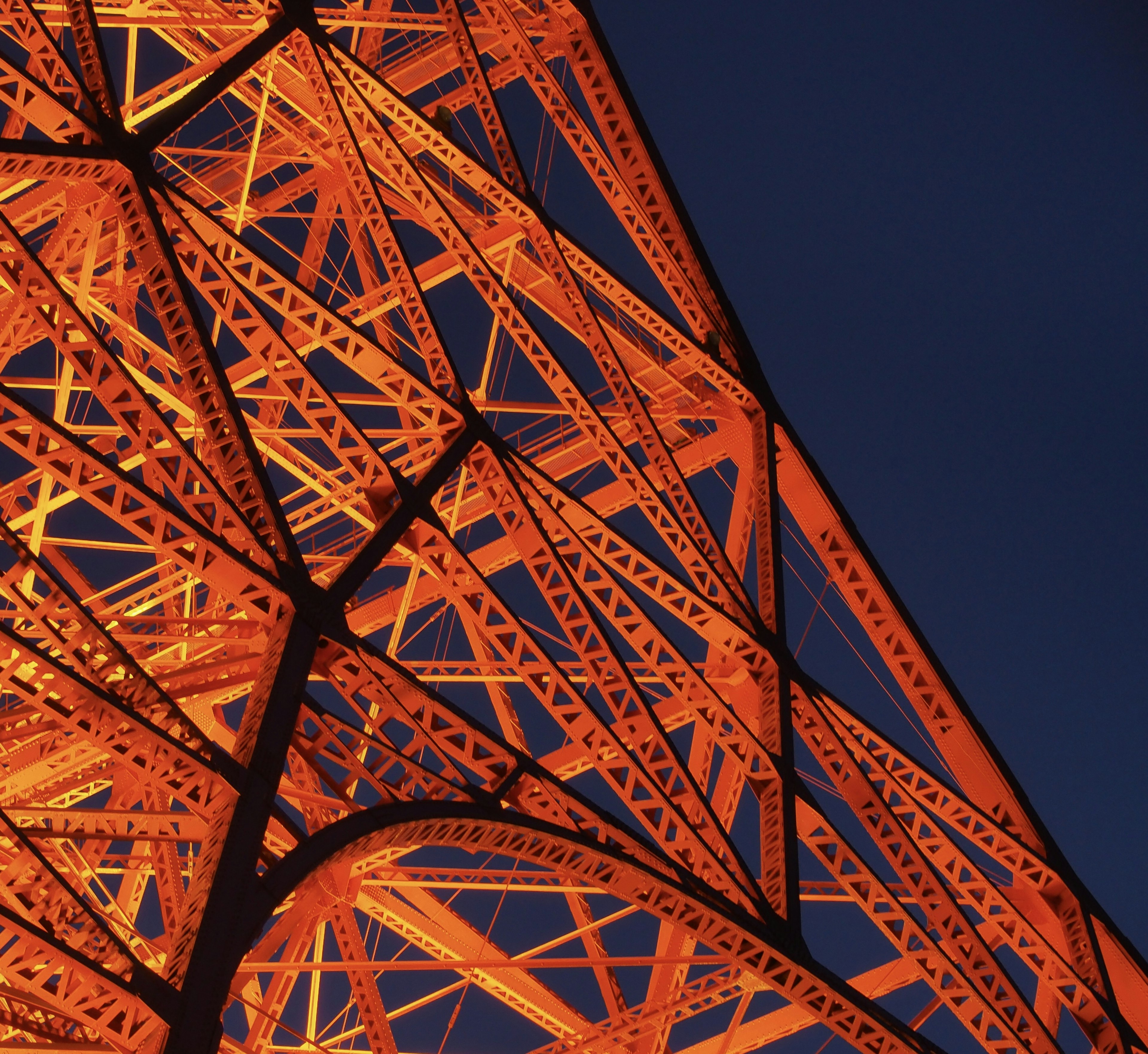 Estructura de acero naranja contra un cielo nocturno