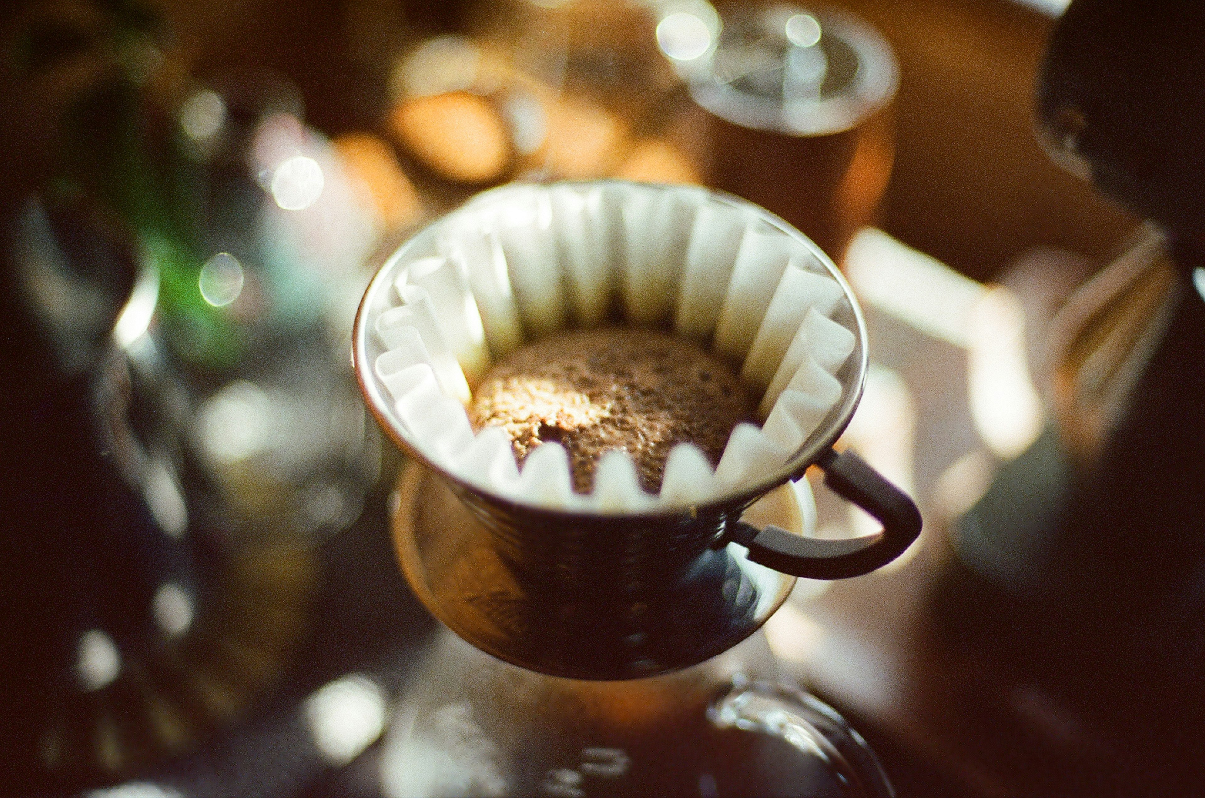 Kaffeefilter mit gemahlenem Kaffee in einem Dripper