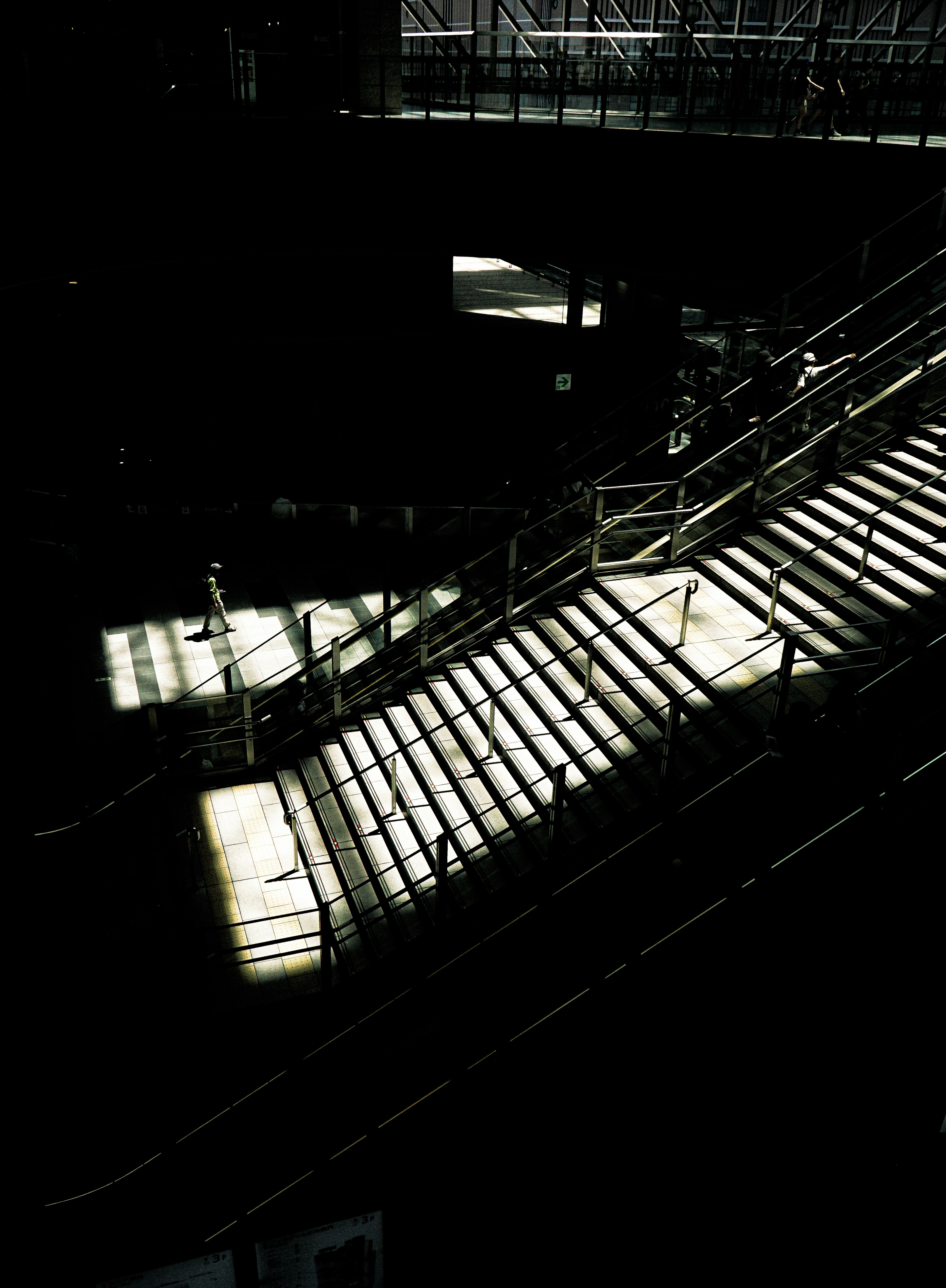 Reflejo brillante en escaleras en un entorno oscuro