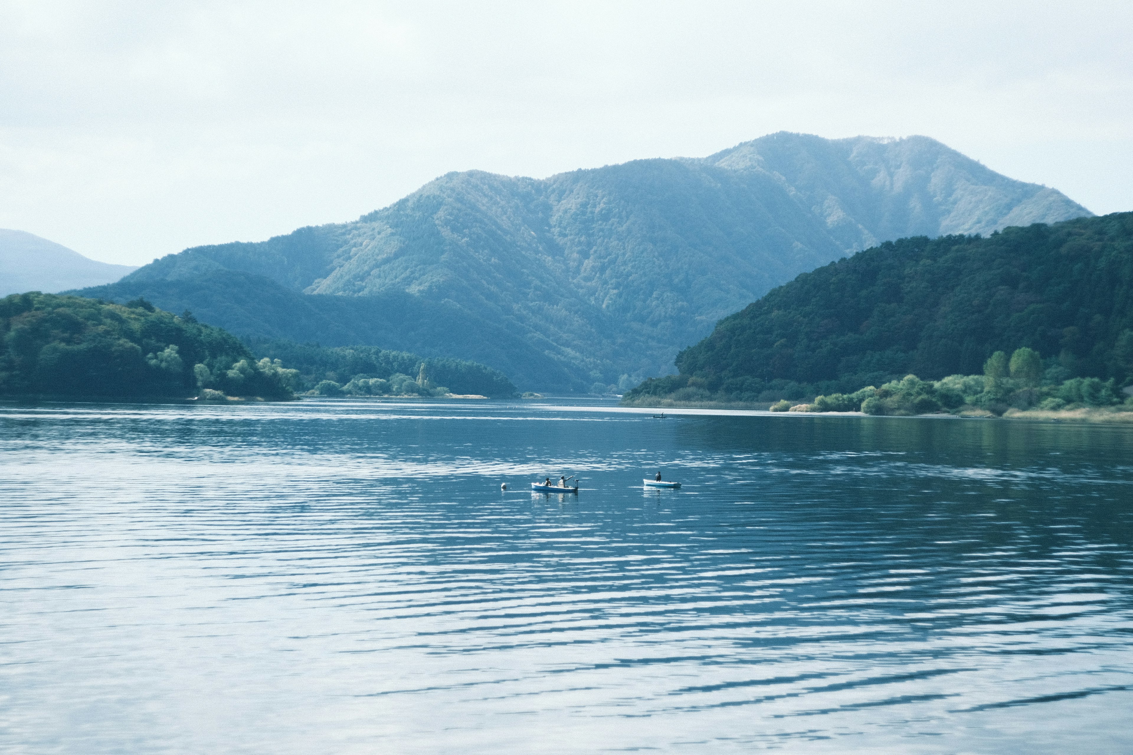 穏やかな湖と周囲の山々の景色