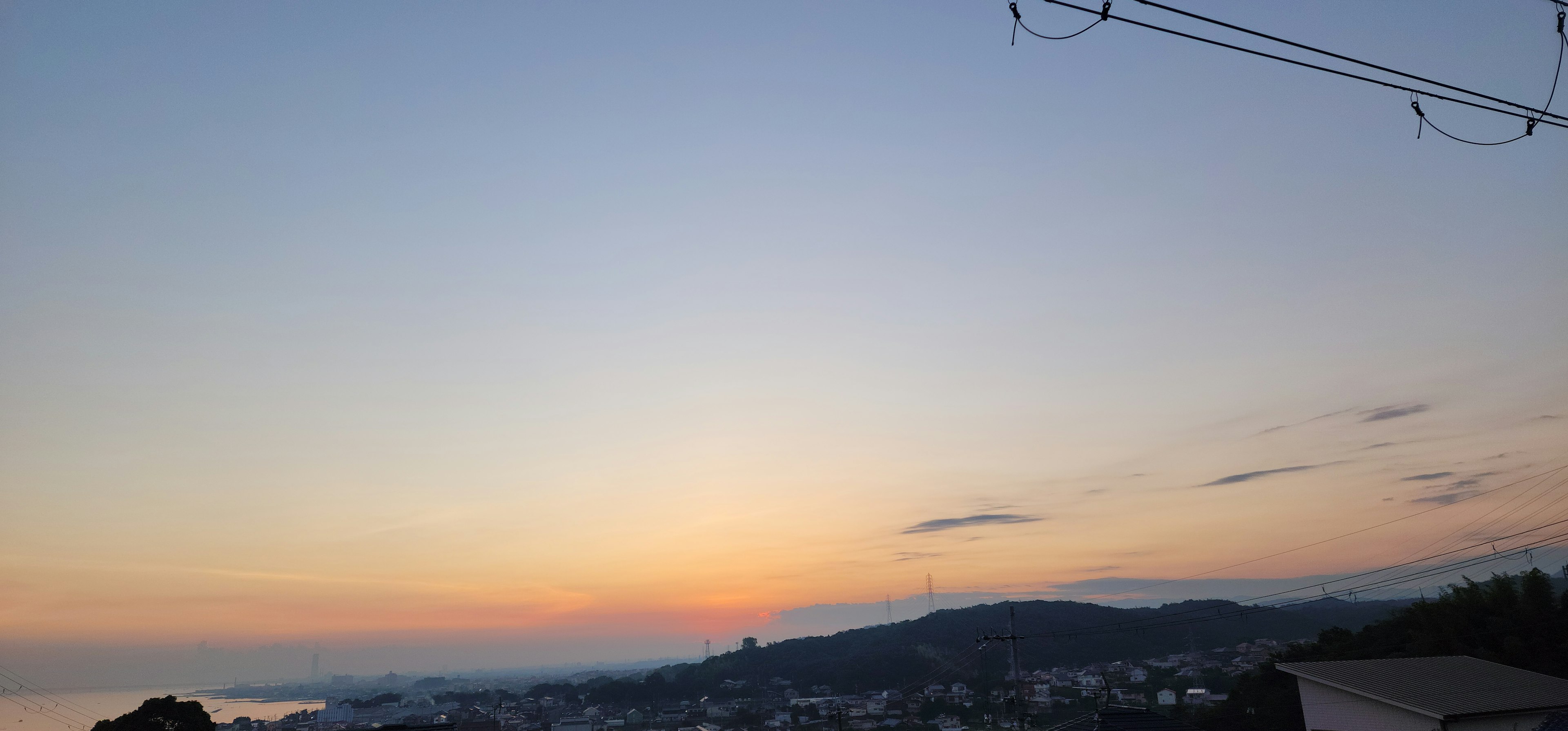 夕陽下的天空與山丘景觀