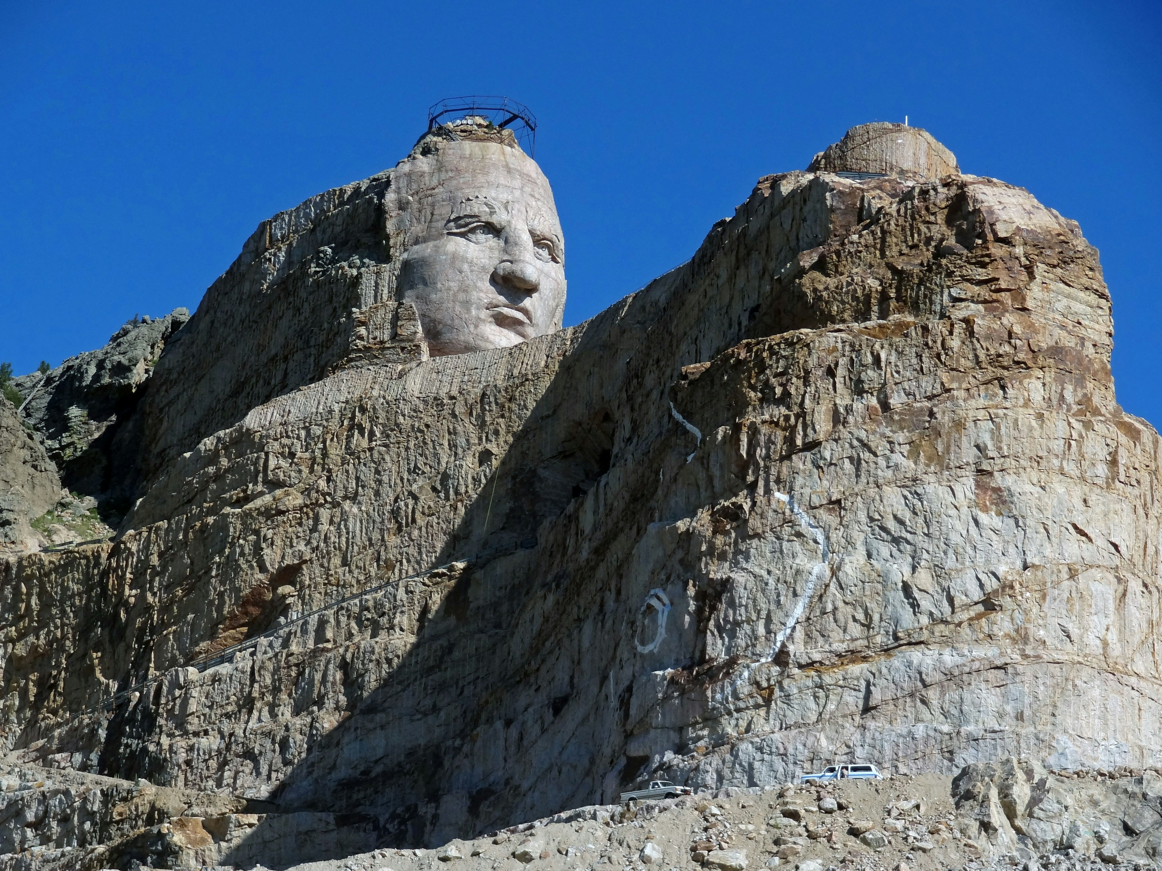 一座大型面孔雕塑位於岩石山頂