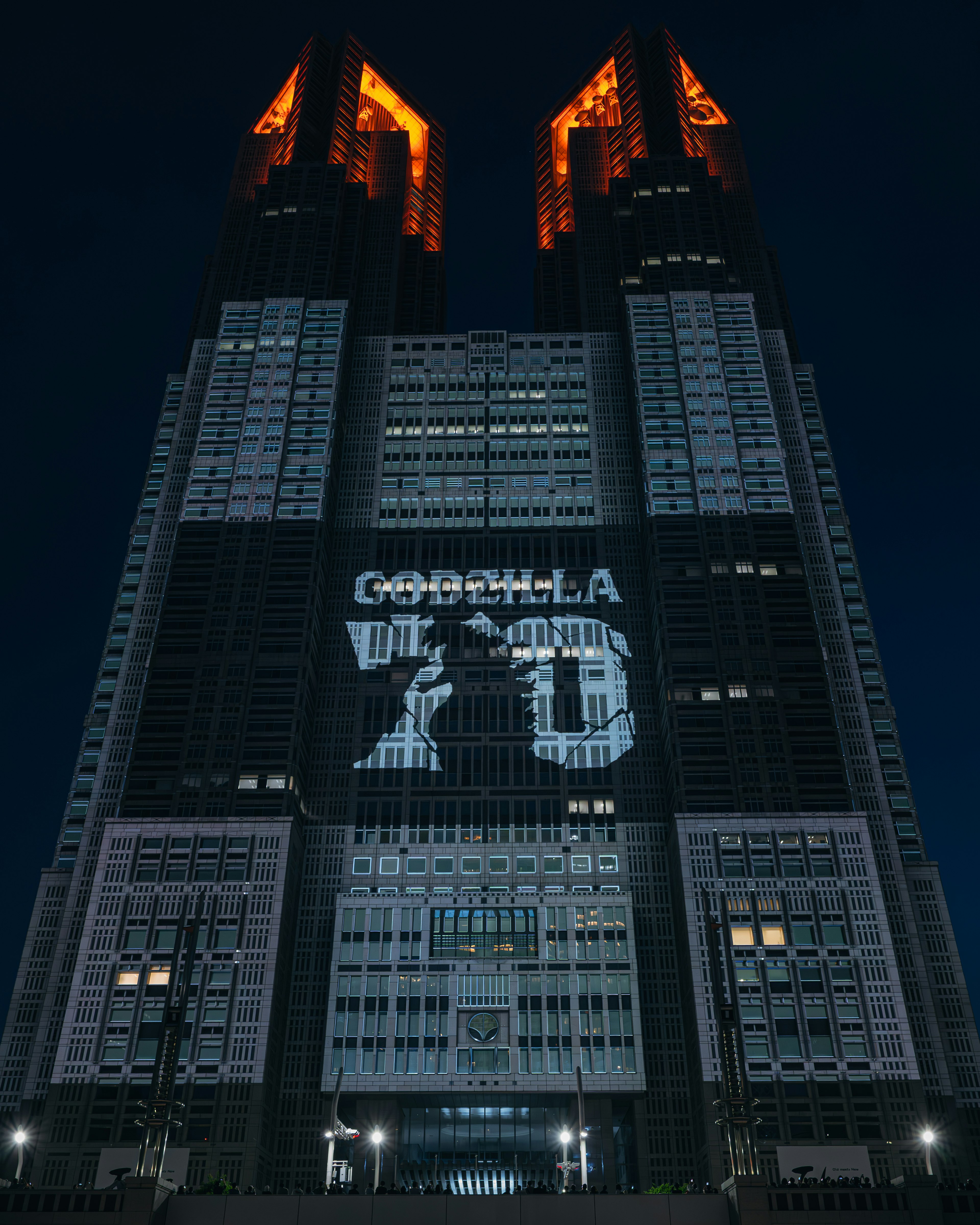 Edificio del gobierno metropolitano de Tokio de noche con proyección del 70 aniversario de Godzilla