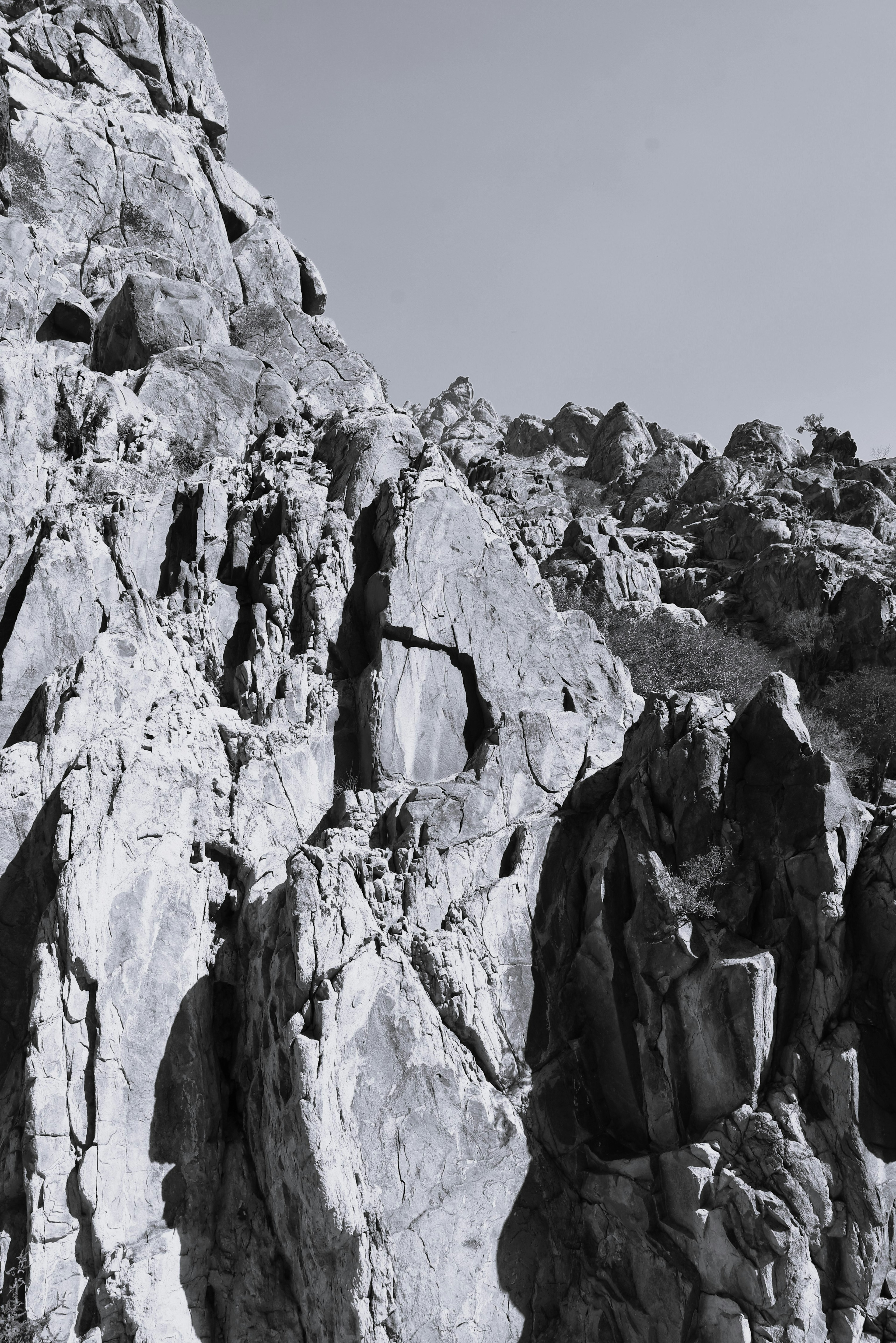 Texture noire et blanche d'un paysage de montagne rocheuse