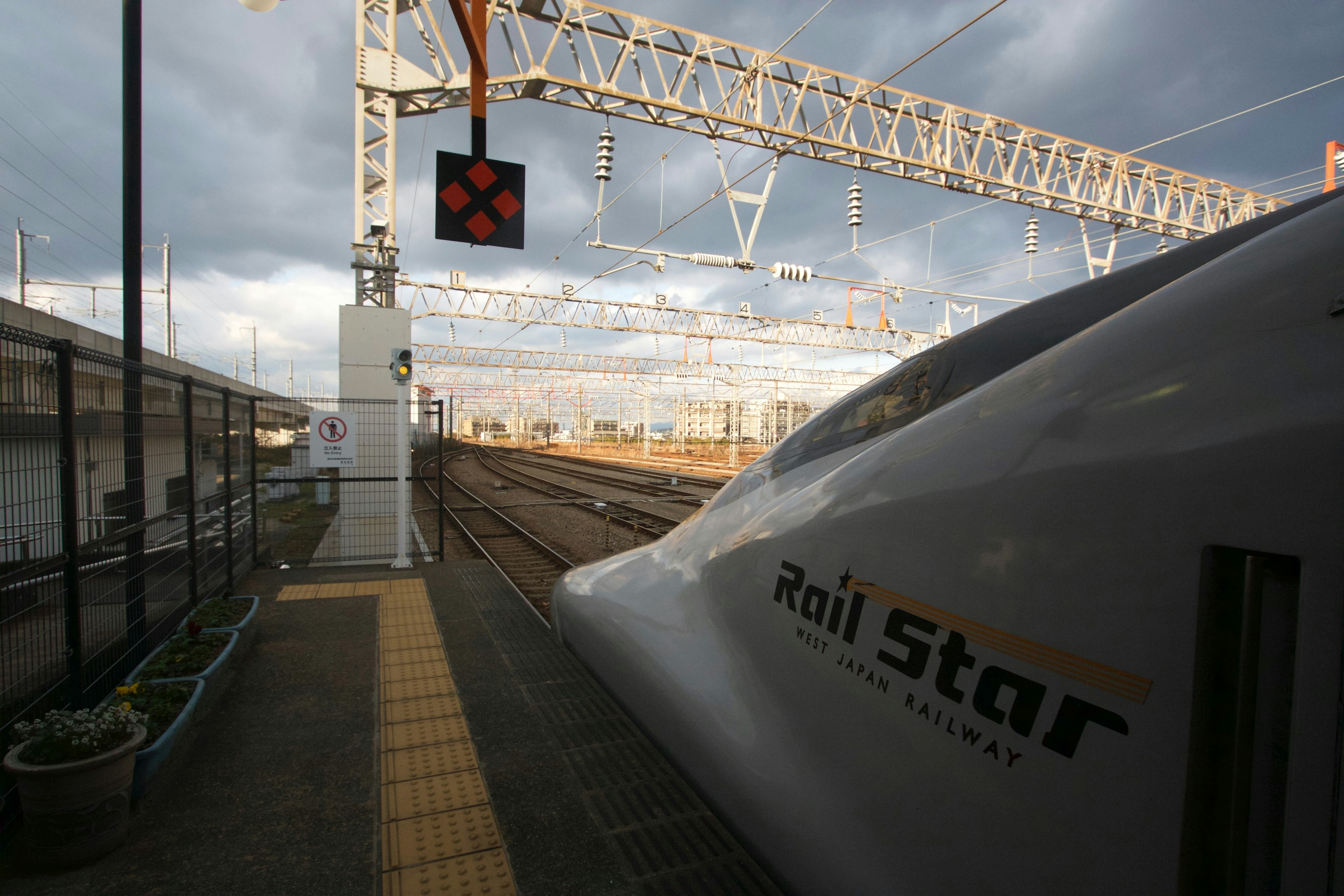 Tàu Shinkansen Rail Star tại ga dưới bầu trời u ám