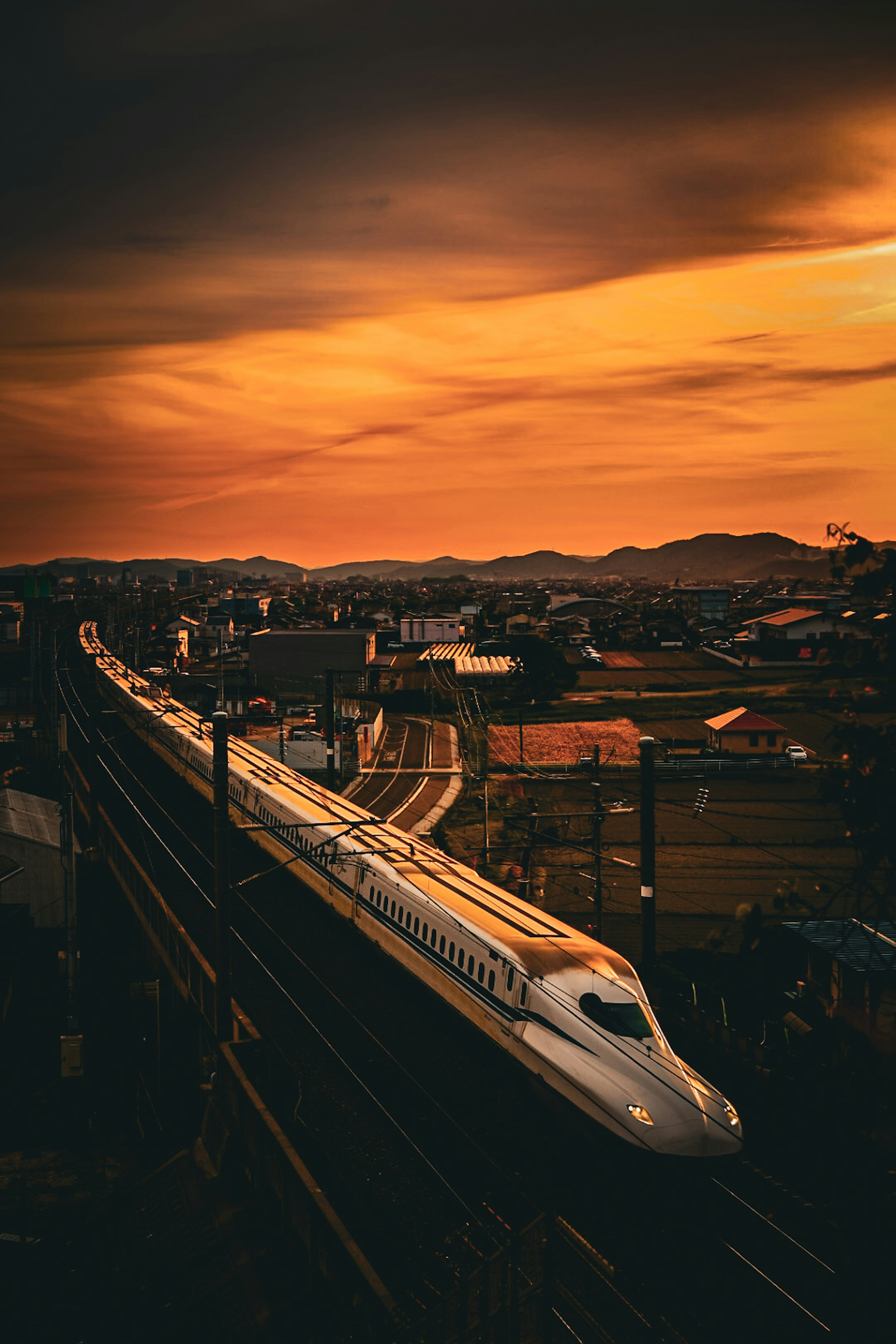 Hermoso paisaje de un Shinkansen corriendo a través de un atardecer