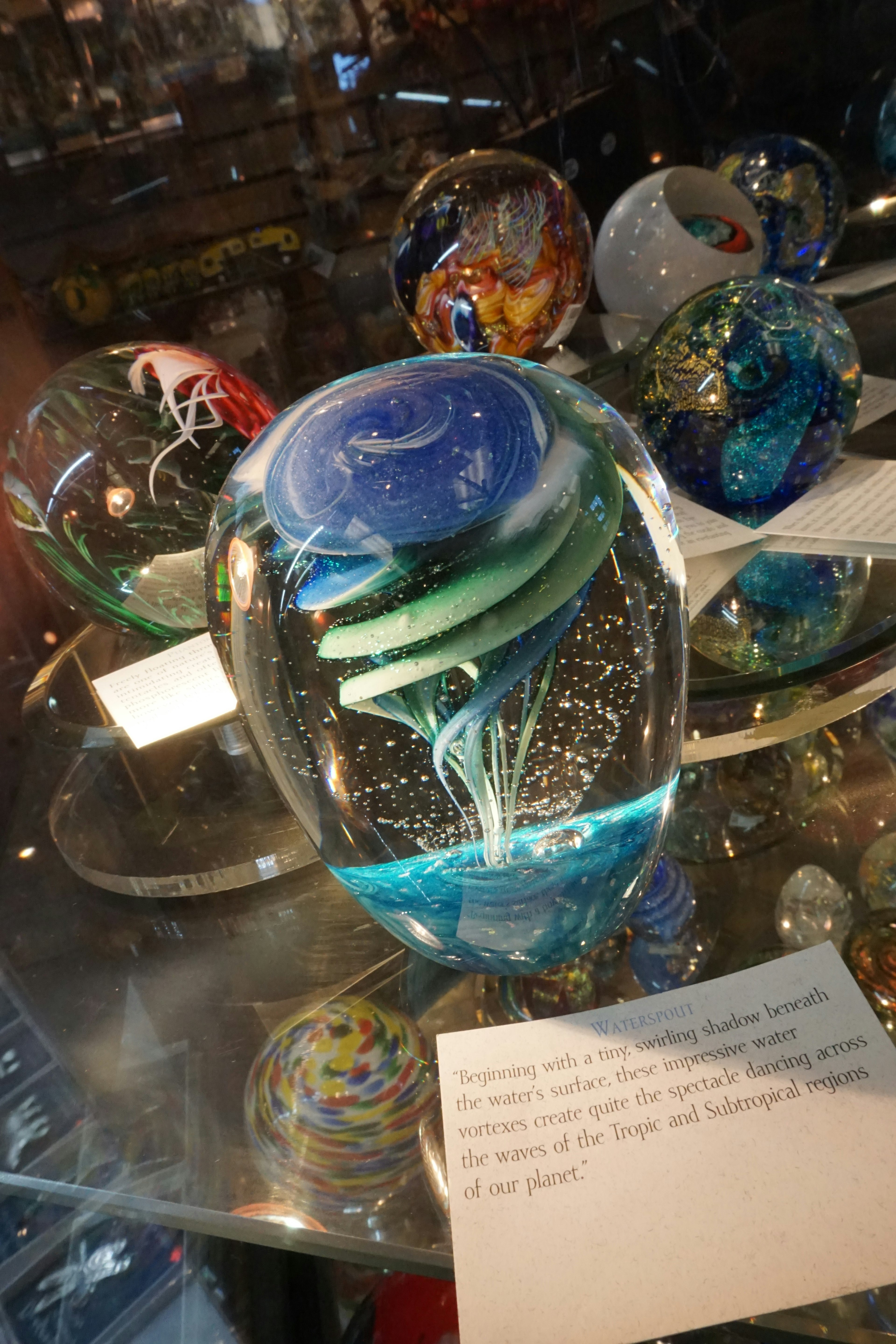 Sculpture en verre magnifique avec des couleurs bleues et vertes et des bulles visibles