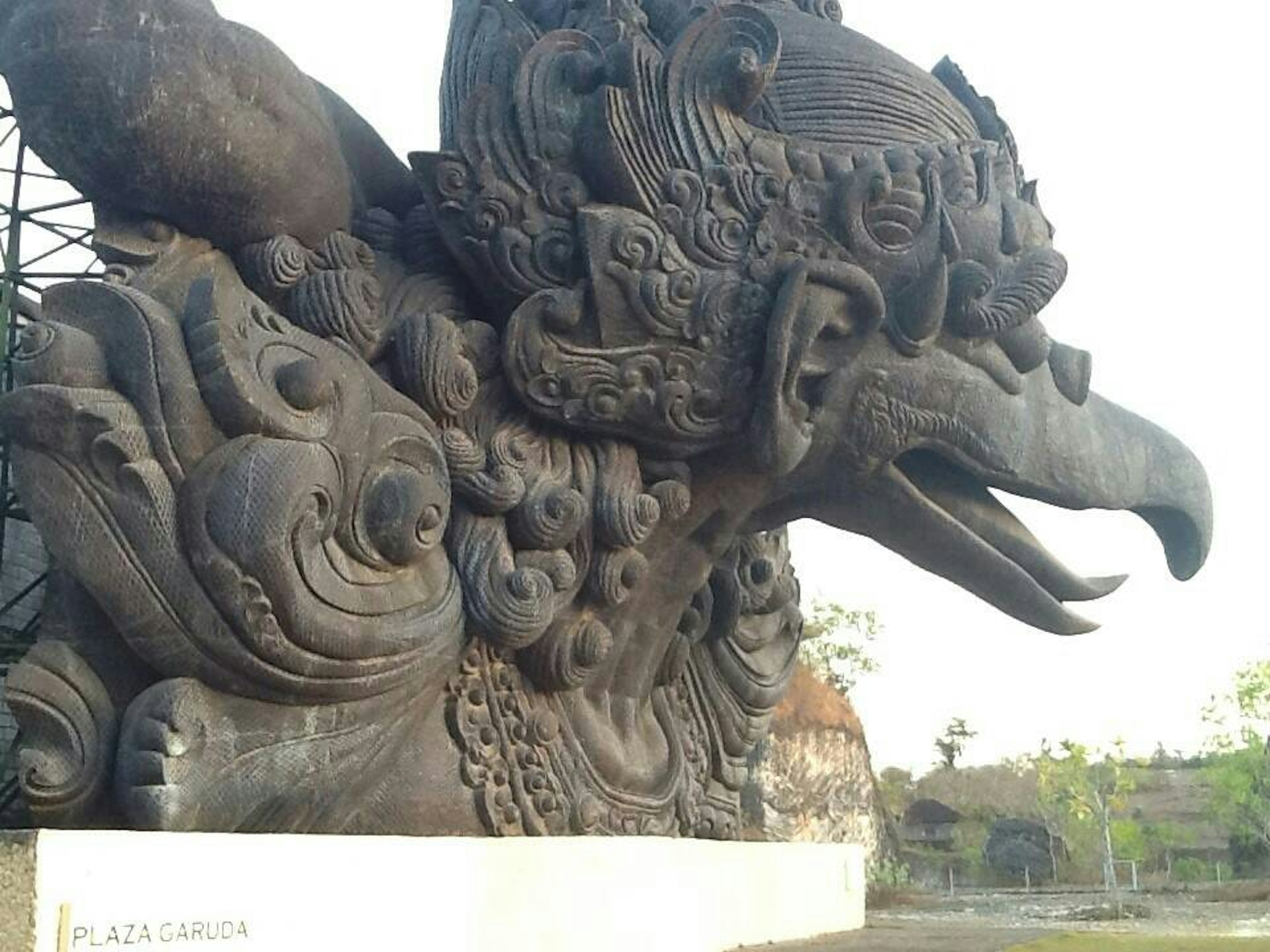 Tampilan samping patung Garuda di Bali yang menunjukkan detail rumit