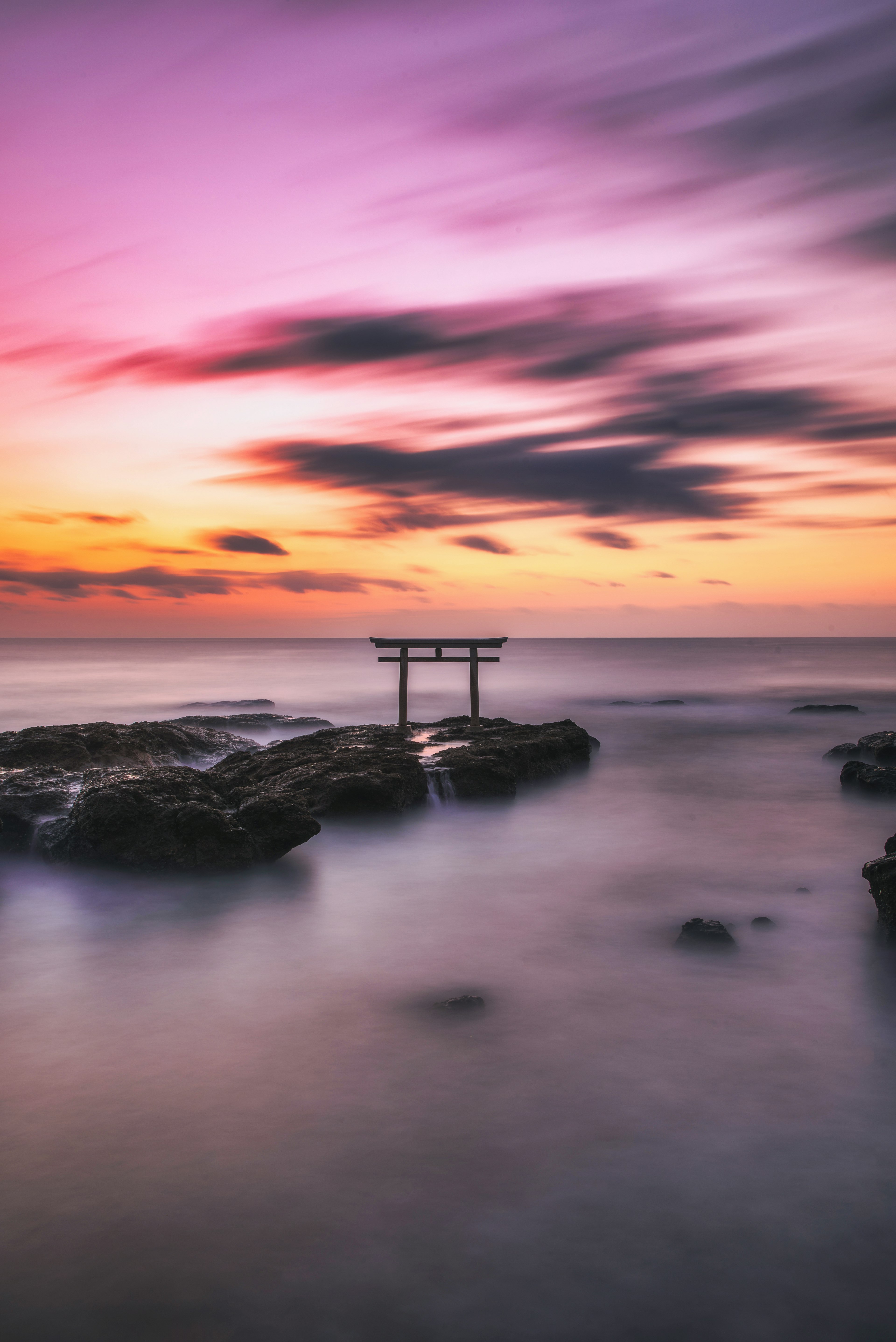 美しい夕焼けと海の景色に浮かぶ木製の構造物