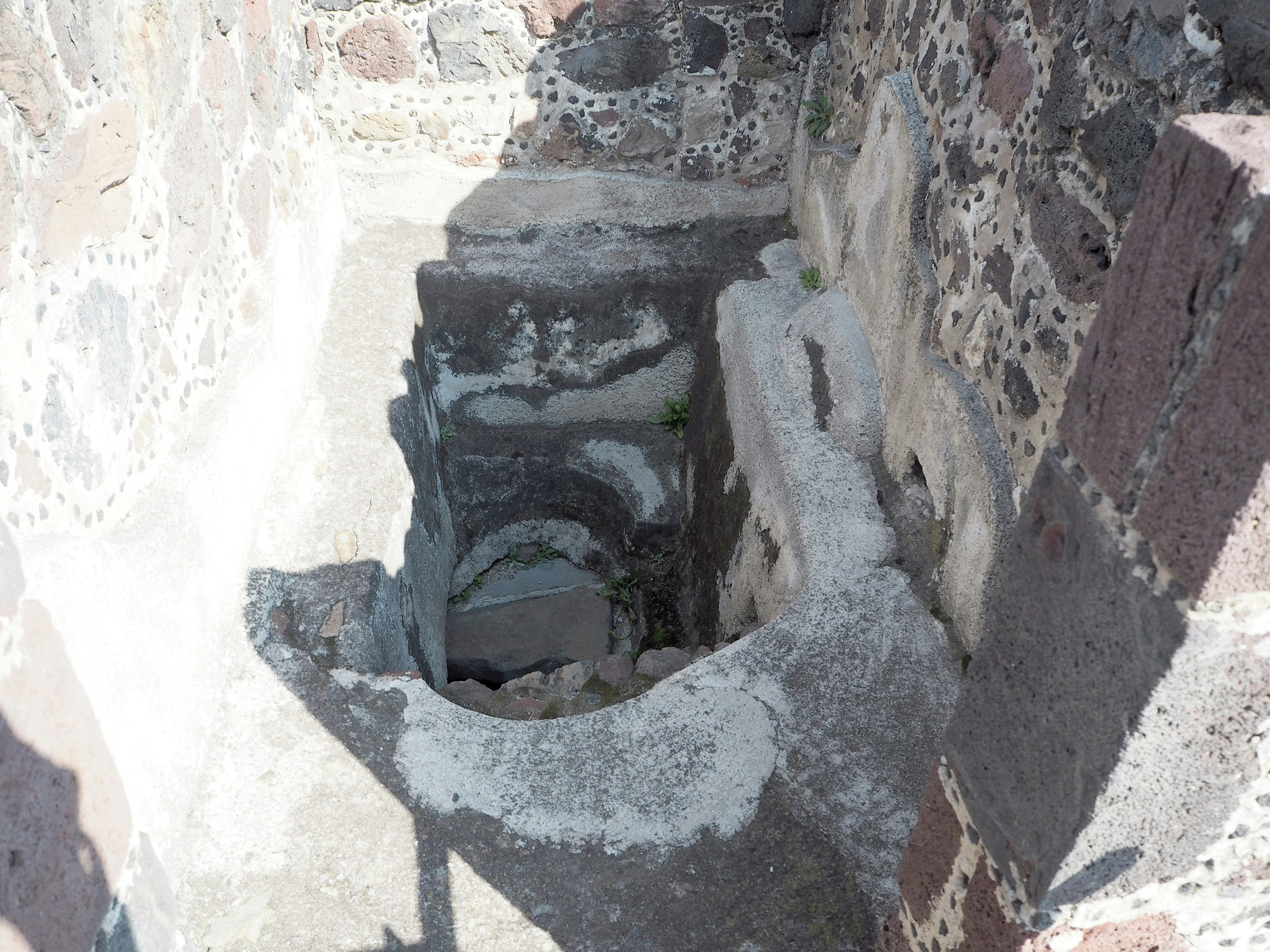 Vista dentro de un antiguo pozo de piedra