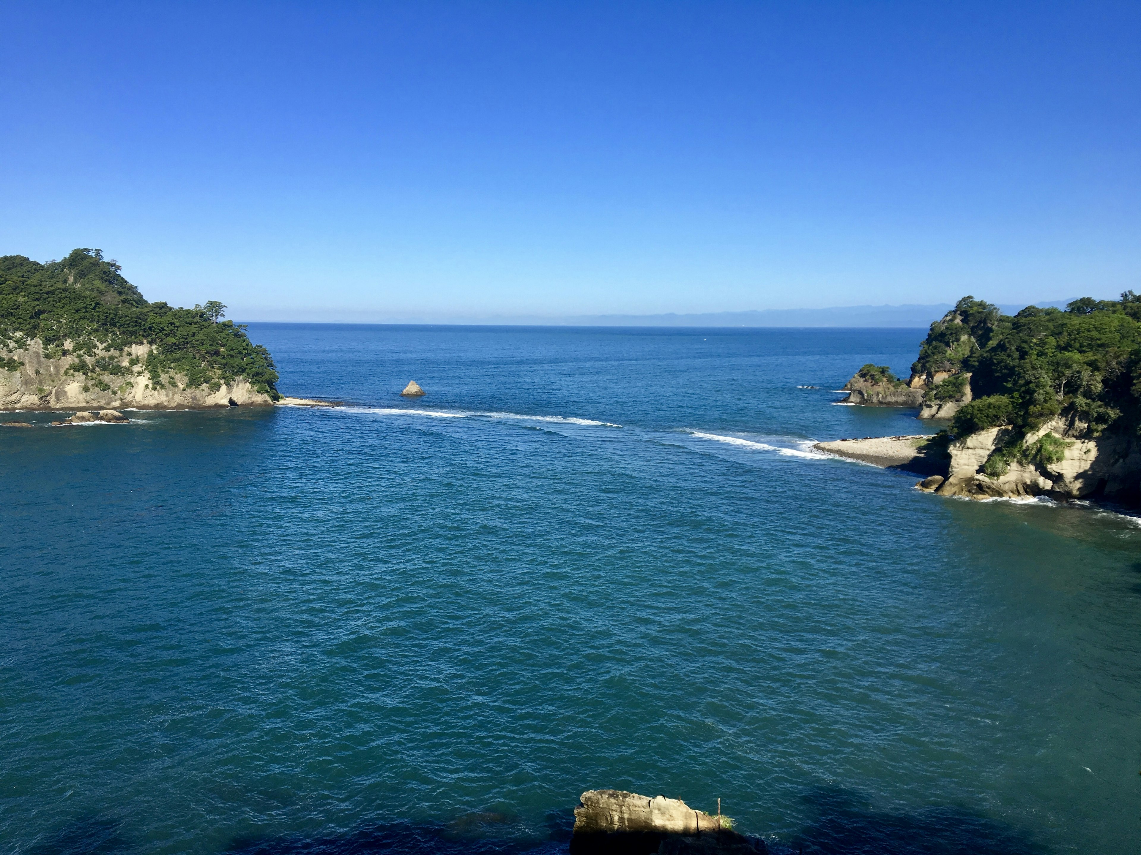 Pemandangan pantai yang indah dengan laut dan langit biru