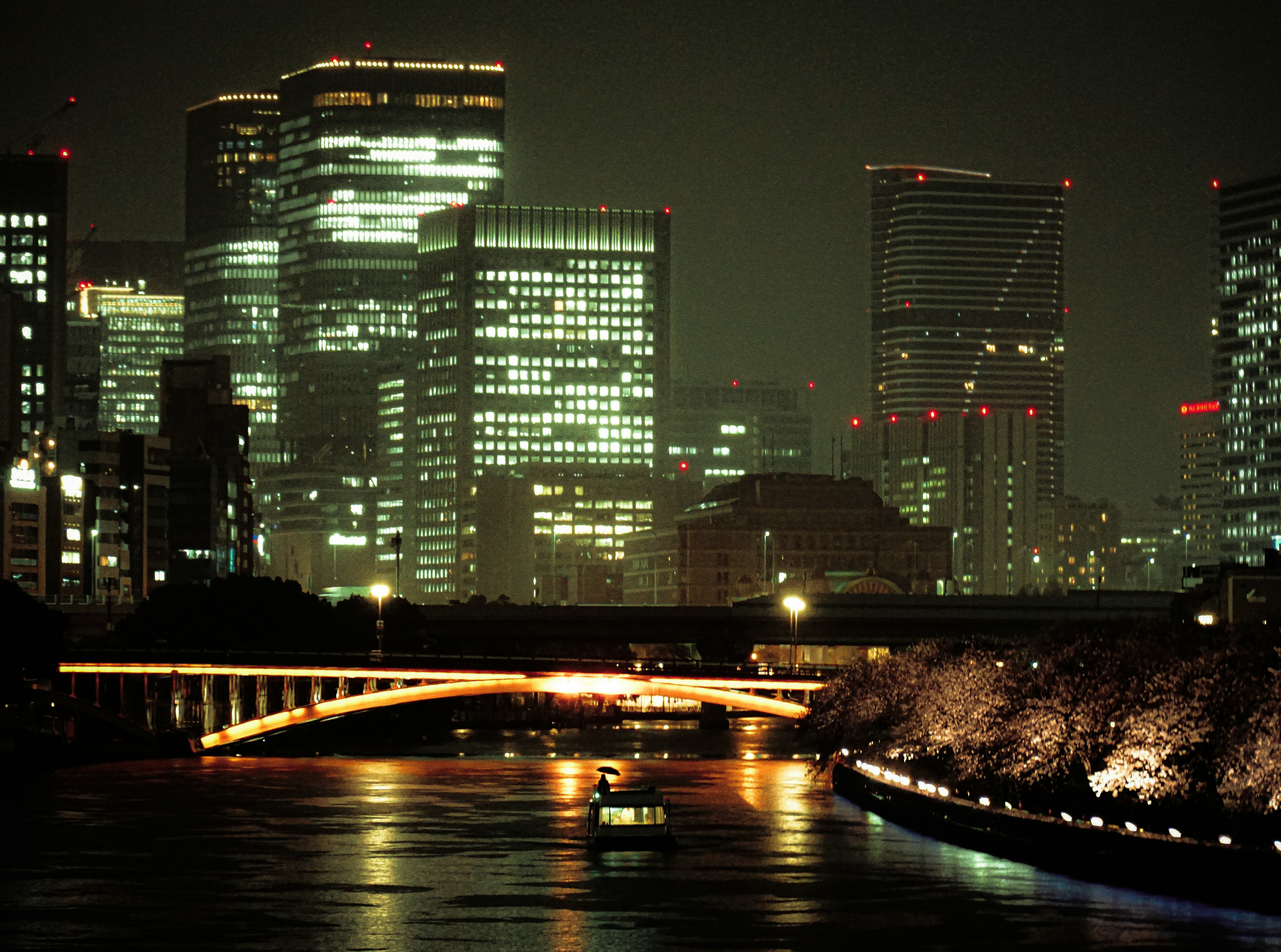 Nächtliche Aussicht auf Tokyos Wolkenkratzer und den Fluss